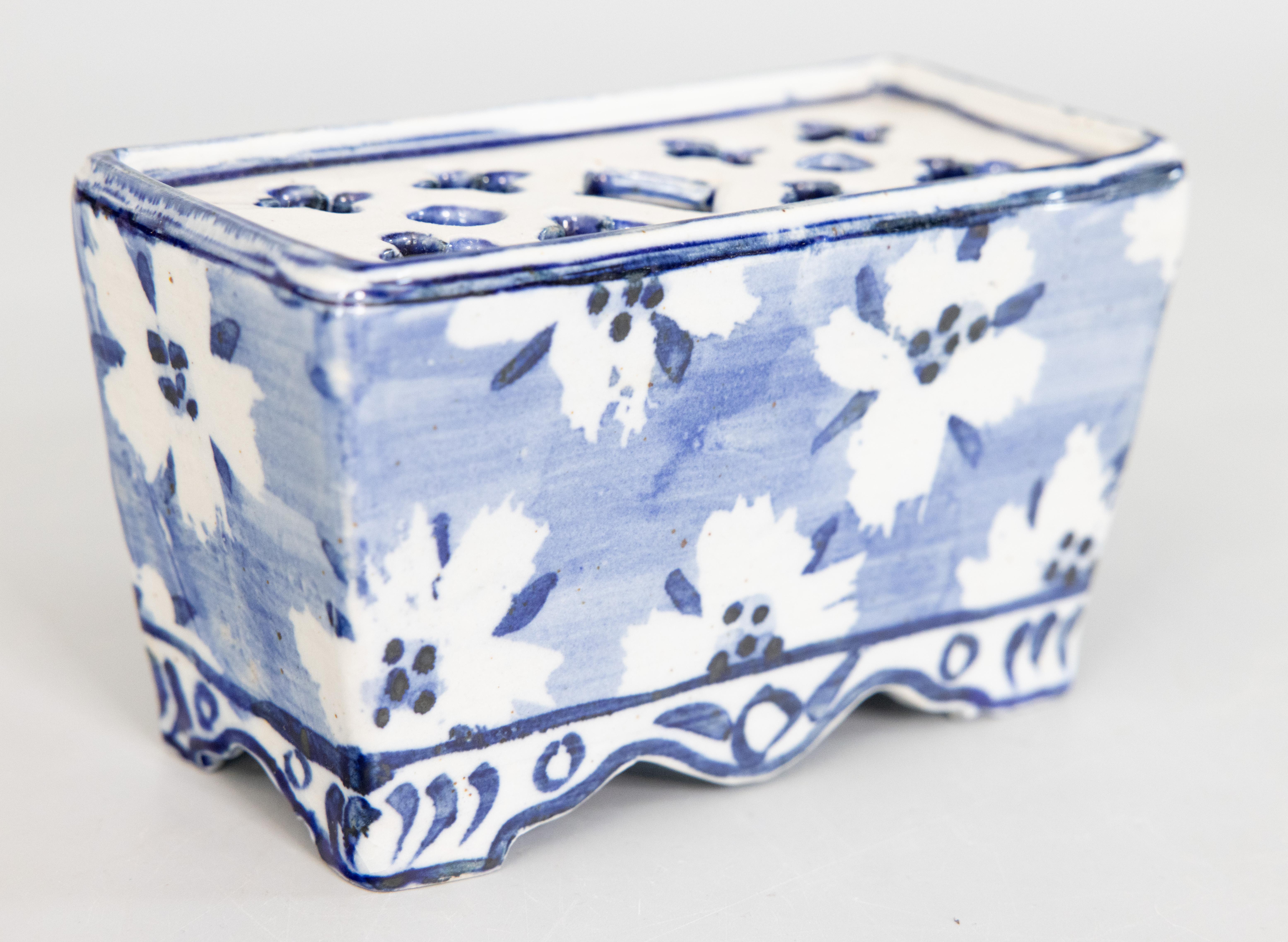 20ième siècle Vase néerlandais ancien en faïence de Delft à fleurs, vers 1900 en vente