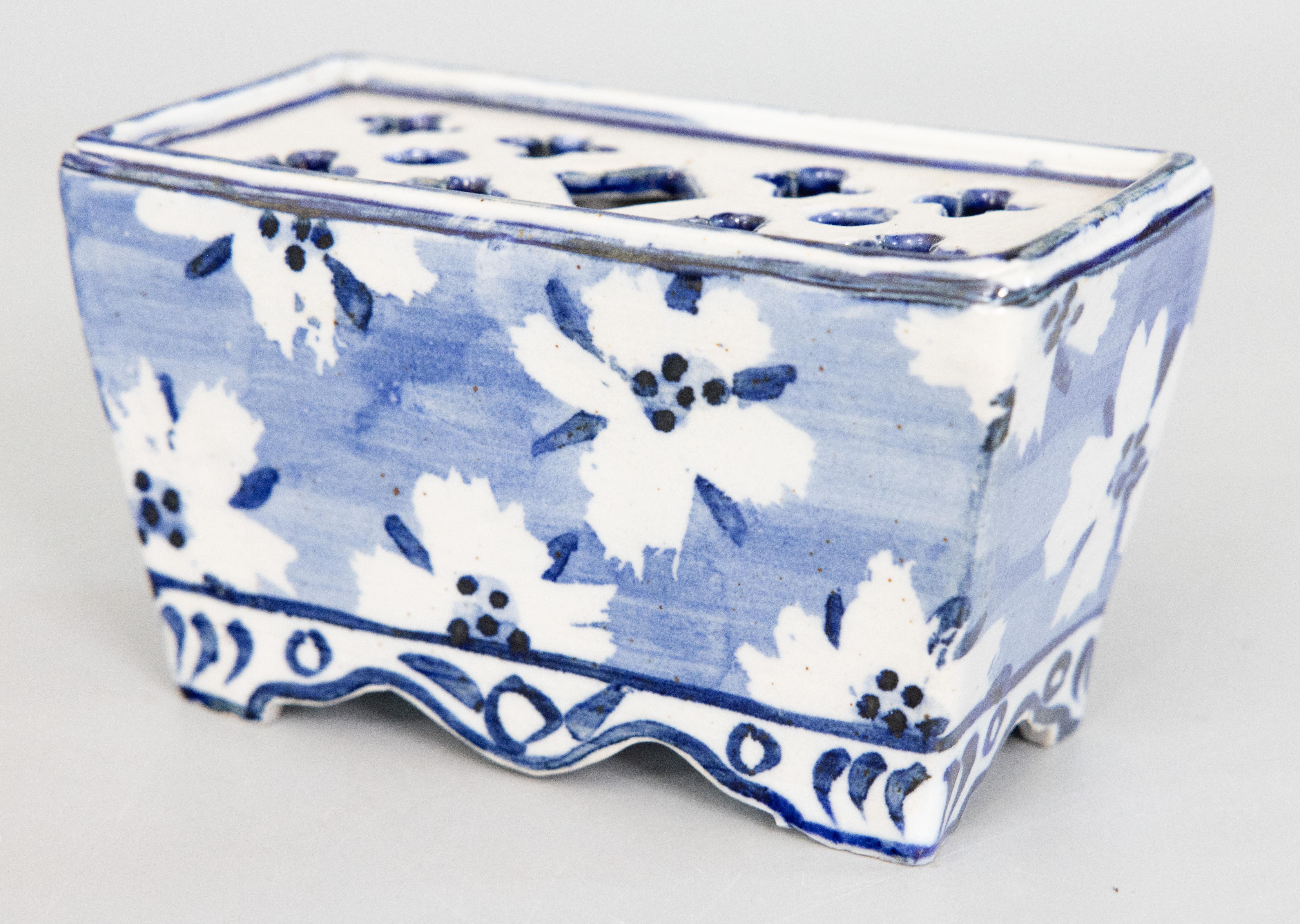 Vase néerlandais ancien en faïence de Delft à fleurs, vers 1900 en vente 2