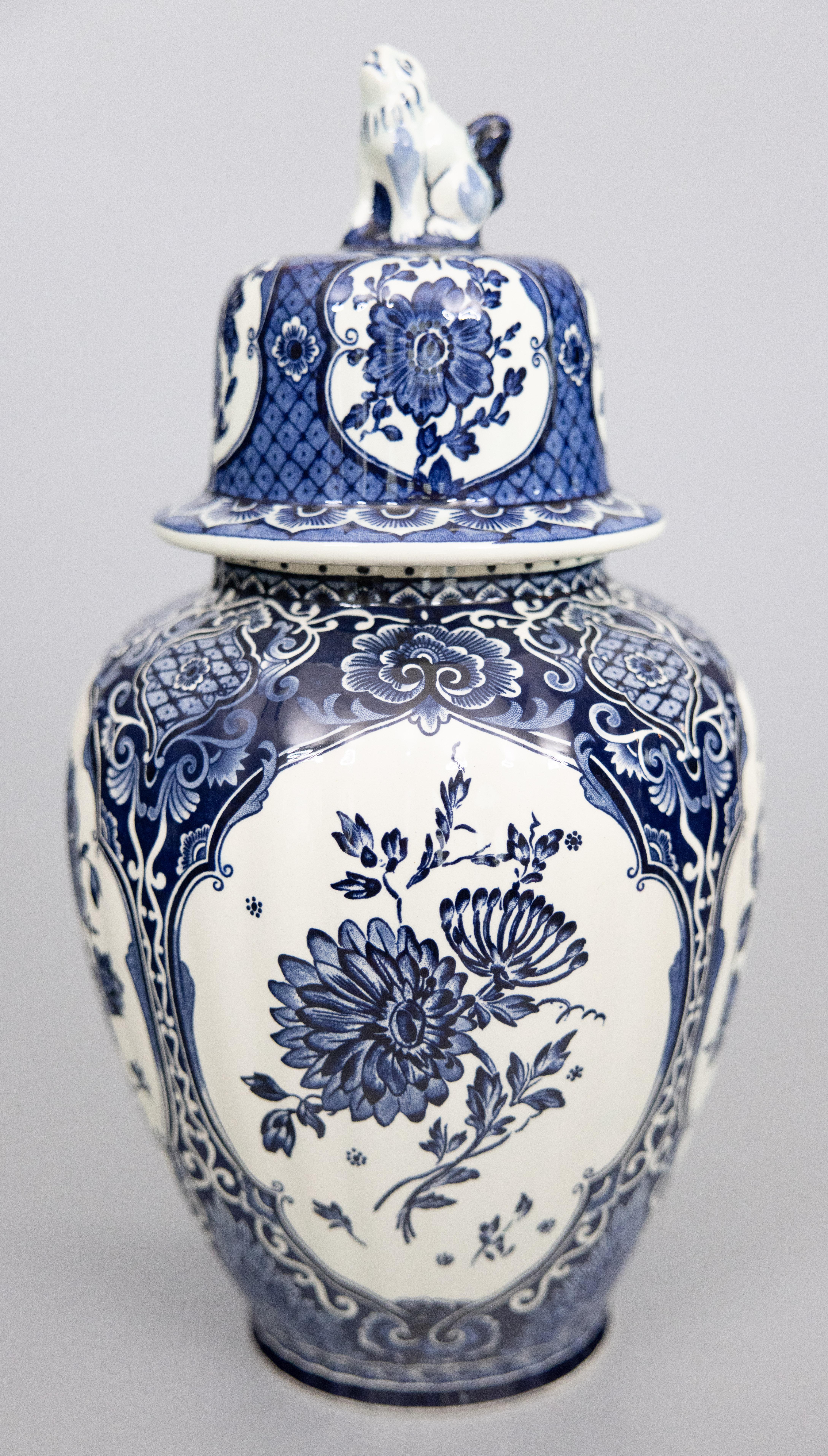 Un magnifique ensemble de trois vases à garniture en porcelaine de Delft du milieu du 20e siècle par Royal Boch (Boch Frères Keramis) à La Louvière, Belgique pour Royal Sphinx à Maastricht, Pays-Bas. Marque du fabricant au revers. Ce bel ensemble de