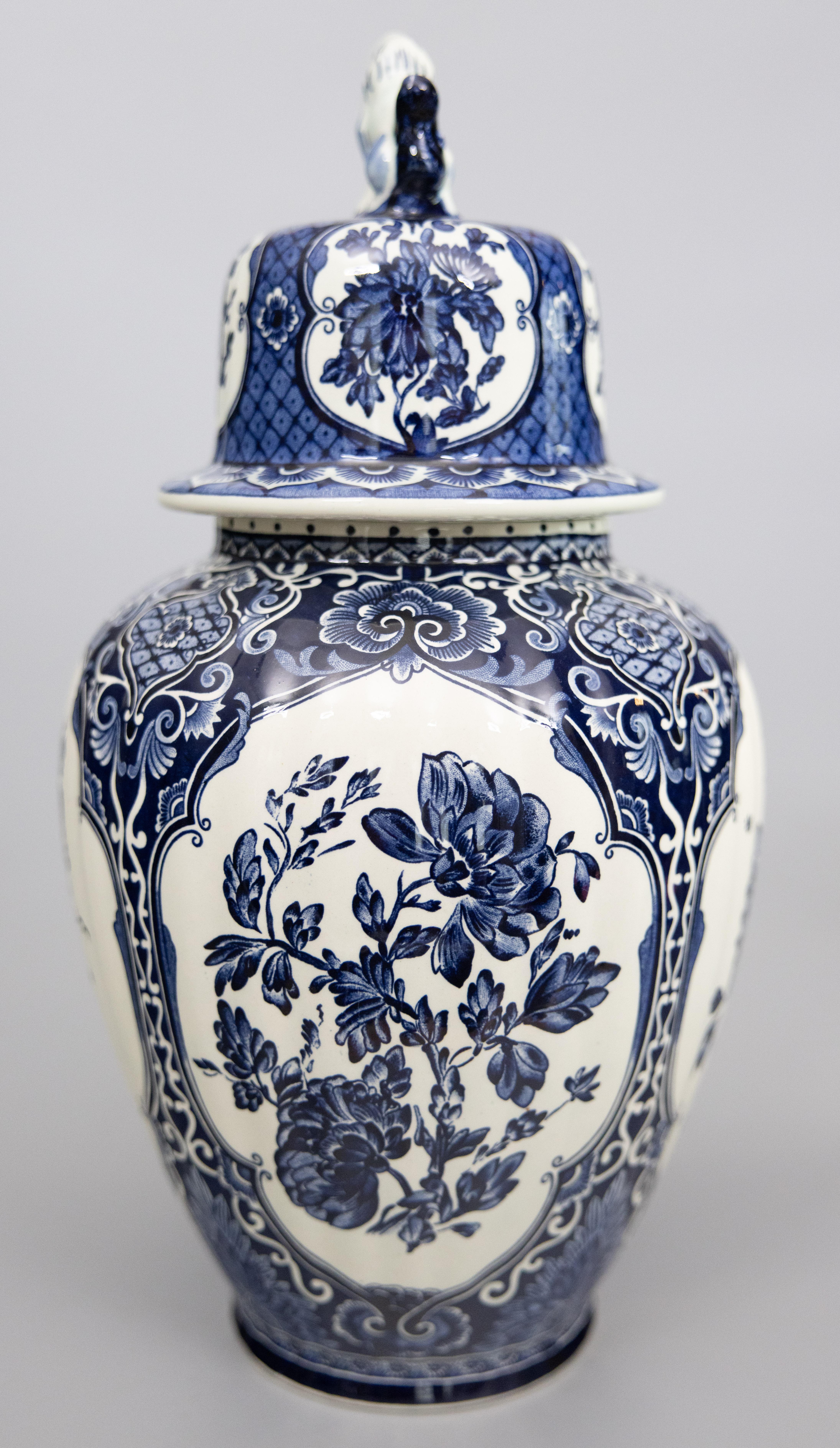 Vases à garniture floraux Delft hollandais du milieu du 20e siècle - Lot de 3 Bon état - En vente à Pearland, TX