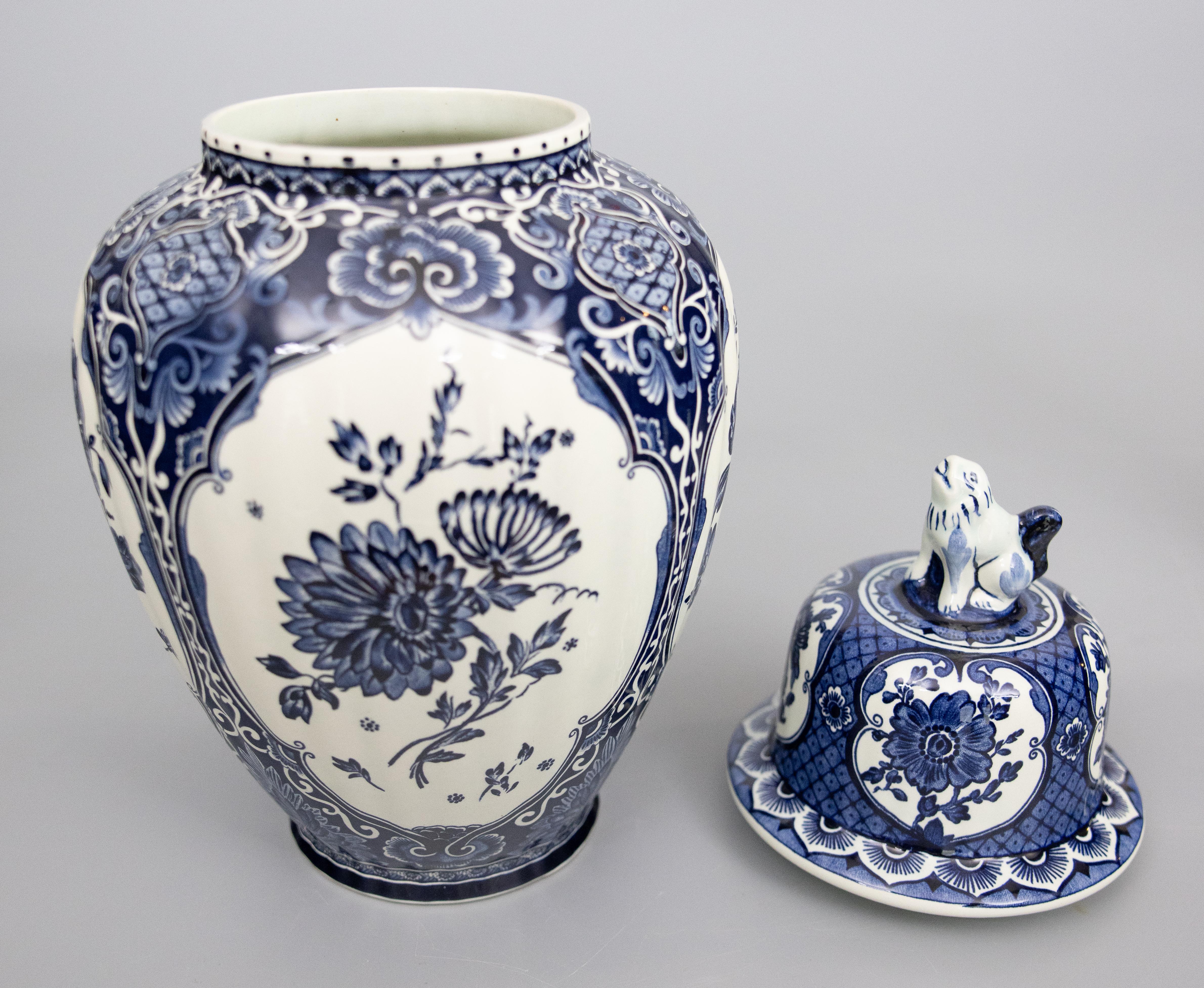 20ième siècle Vases à garniture floraux Delft hollandais du milieu du 20e siècle - Lot de 3 en vente