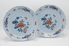 Antike niederländische Delft-Keramik – Paar vielfarbige Delft-Teller mit Blumenmotiven – 18. Jahrhundert