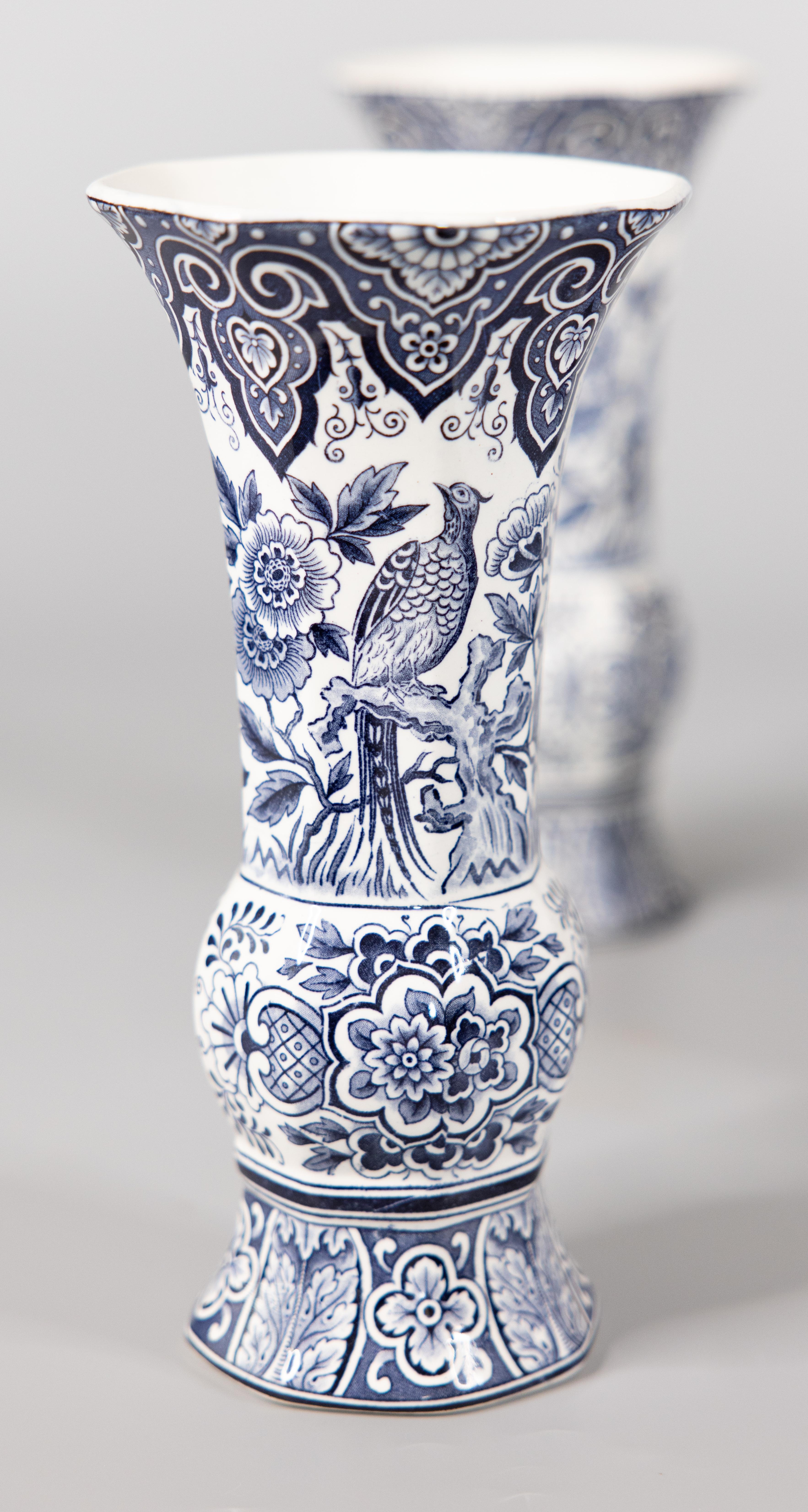 Néerlandais Vases à garnitures de paon en faïence de Delft hollandaise anciennes, lot de 3