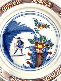 Plato holandés de Delft del siglo XVIII con escena de un hombre andando, circa 1780
