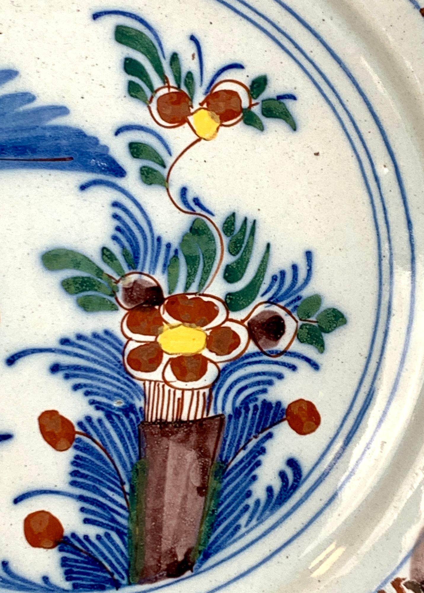 Peint à la main Assiette hollandaise du 18e siècle en Delft avec scène d'homme marchant, Circa 1780 en vente