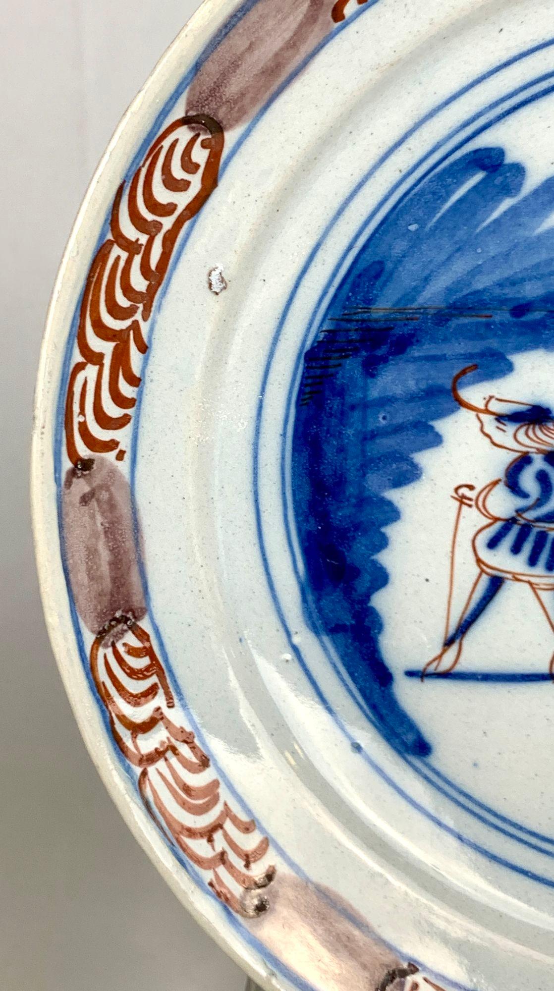 Assiette hollandaise du 18e siècle en Delft avec scène d'homme marchant, Circa 1780 Excellent état - En vente à Katonah, NY