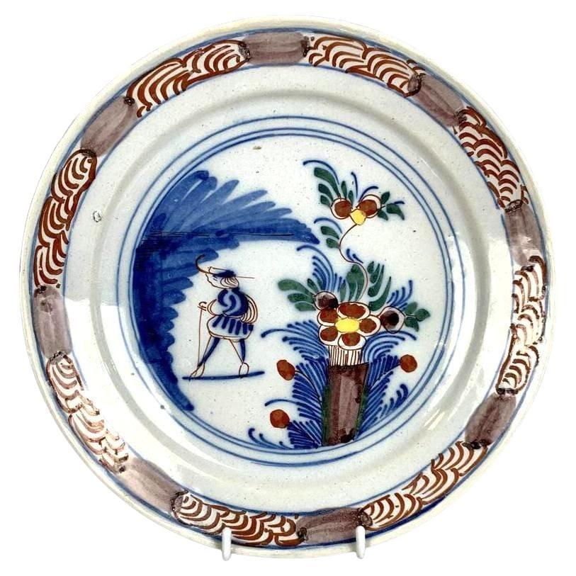 Assiette hollandaise du 18e siècle en Delft avec scène d'homme marchant, Circa 1780 en vente