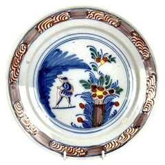 Plato holandés de Delft del siglo XVIII con escena de un hombre andando, circa 1780