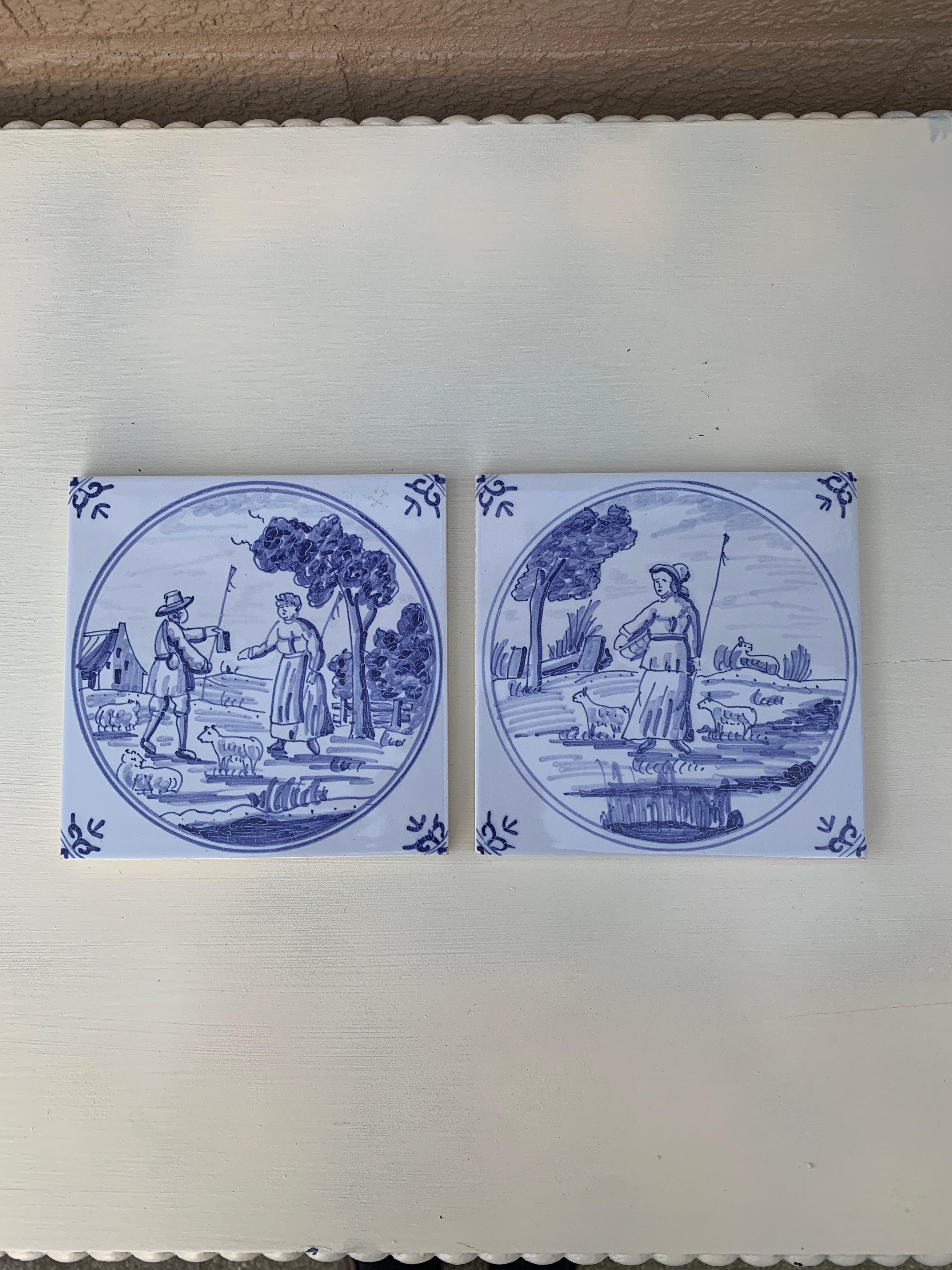 Una bellissima coppia di piastrelle in ceramica di Delft dipinte a mano in bianco e blu con paesaggi agricoli e pastori. Questi sono ottimi sottobicchieri.

Olanda, circa metà del XX secolo

Misure: 5,25