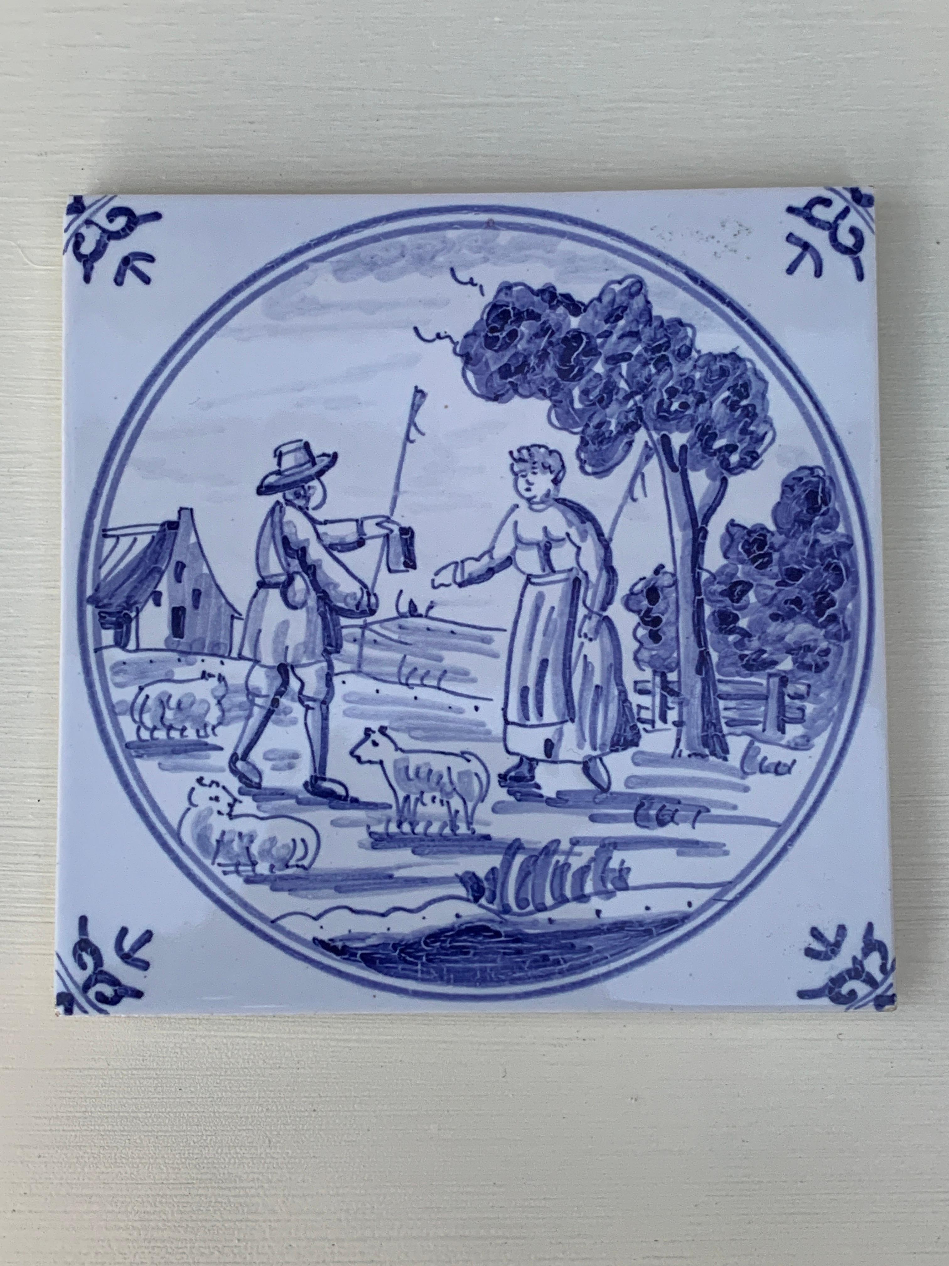 Stile provenzale Antiche piastrelle artigianali olandesi in stile Delft, bianche e blu, coppia in vendita