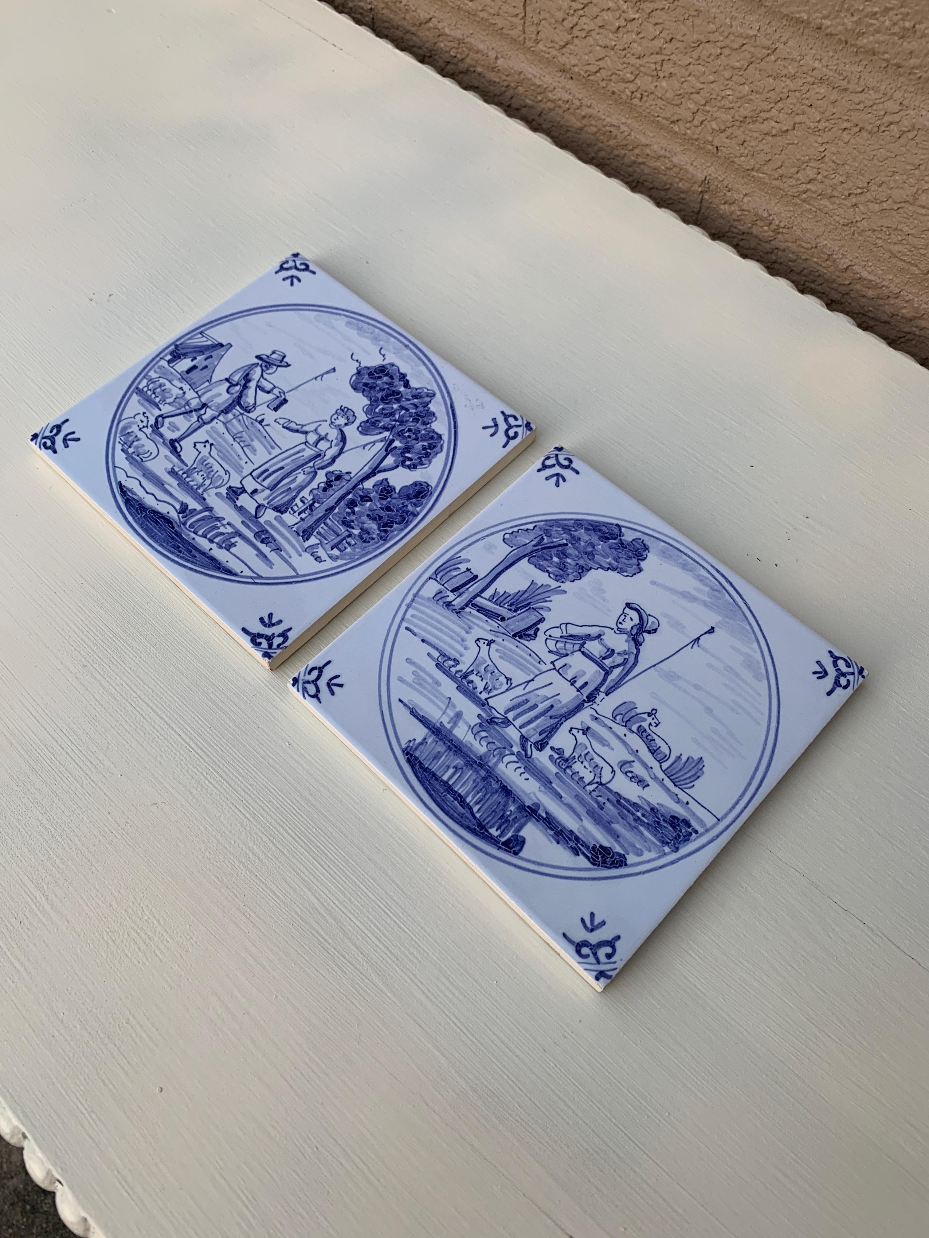 Antiche piastrelle artigianali olandesi in stile Delft, bianche e blu, coppia In condizioni buone in vendita a Elkhart, IN