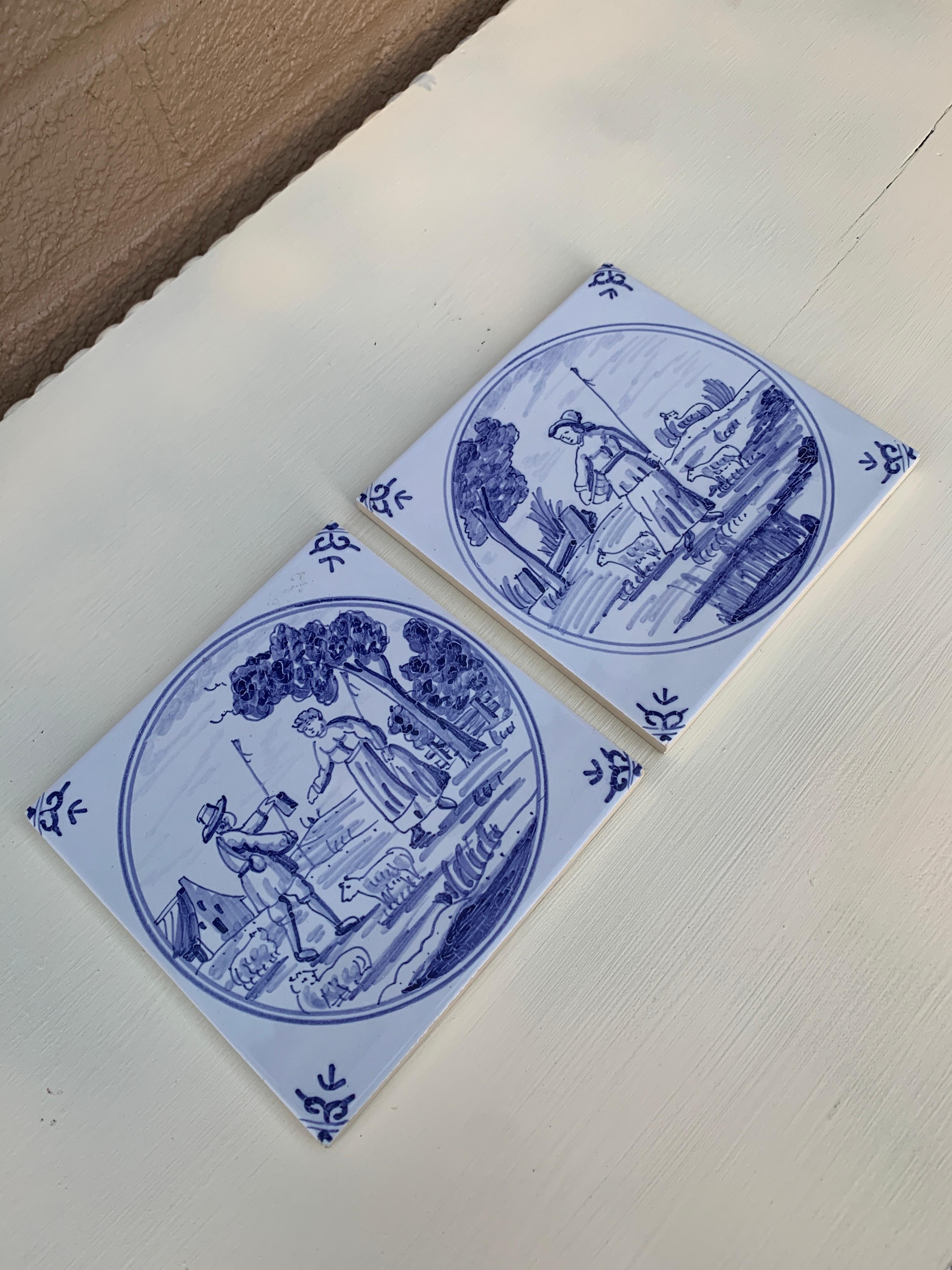 XX secolo Antiche piastrelle artigianali olandesi in stile Delft, bianche e blu, coppia in vendita