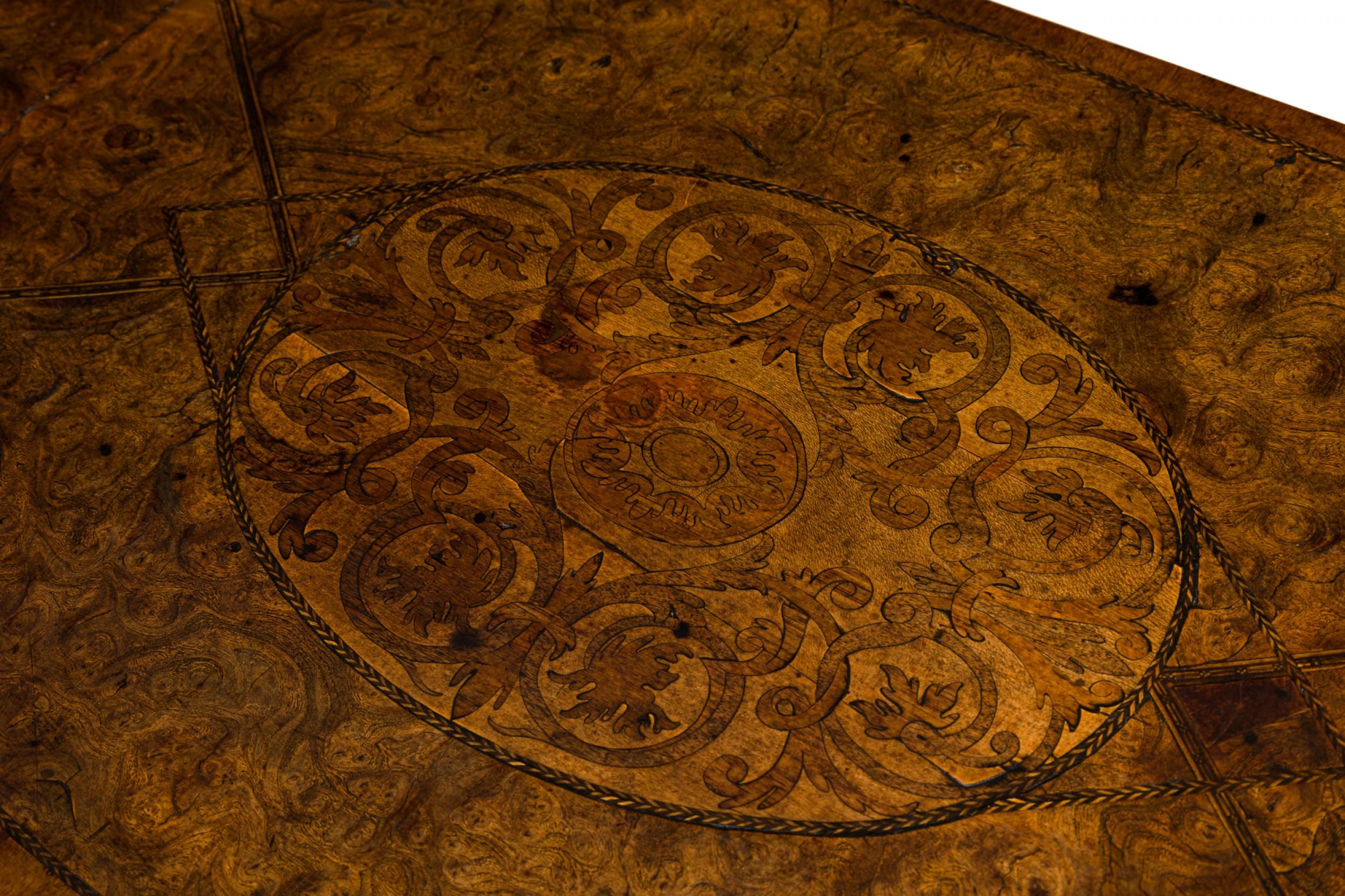 Table console ancienne en orme hollandais incrusté de laiton en vente 2