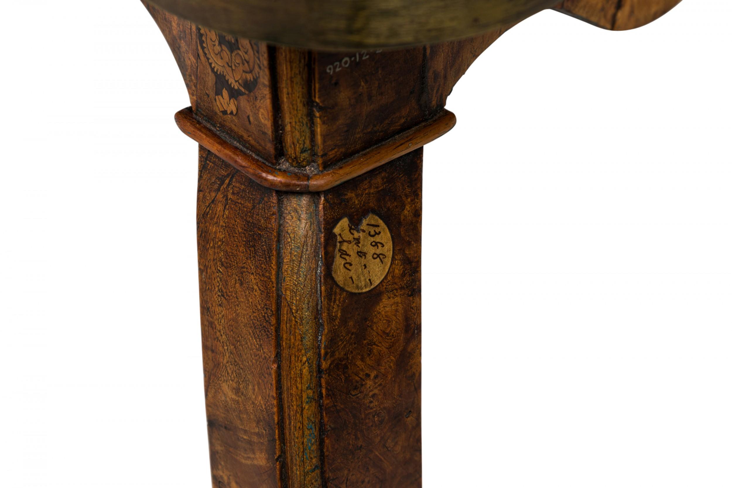 Table console ancienne en orme hollandais incrusté de laiton en vente 3