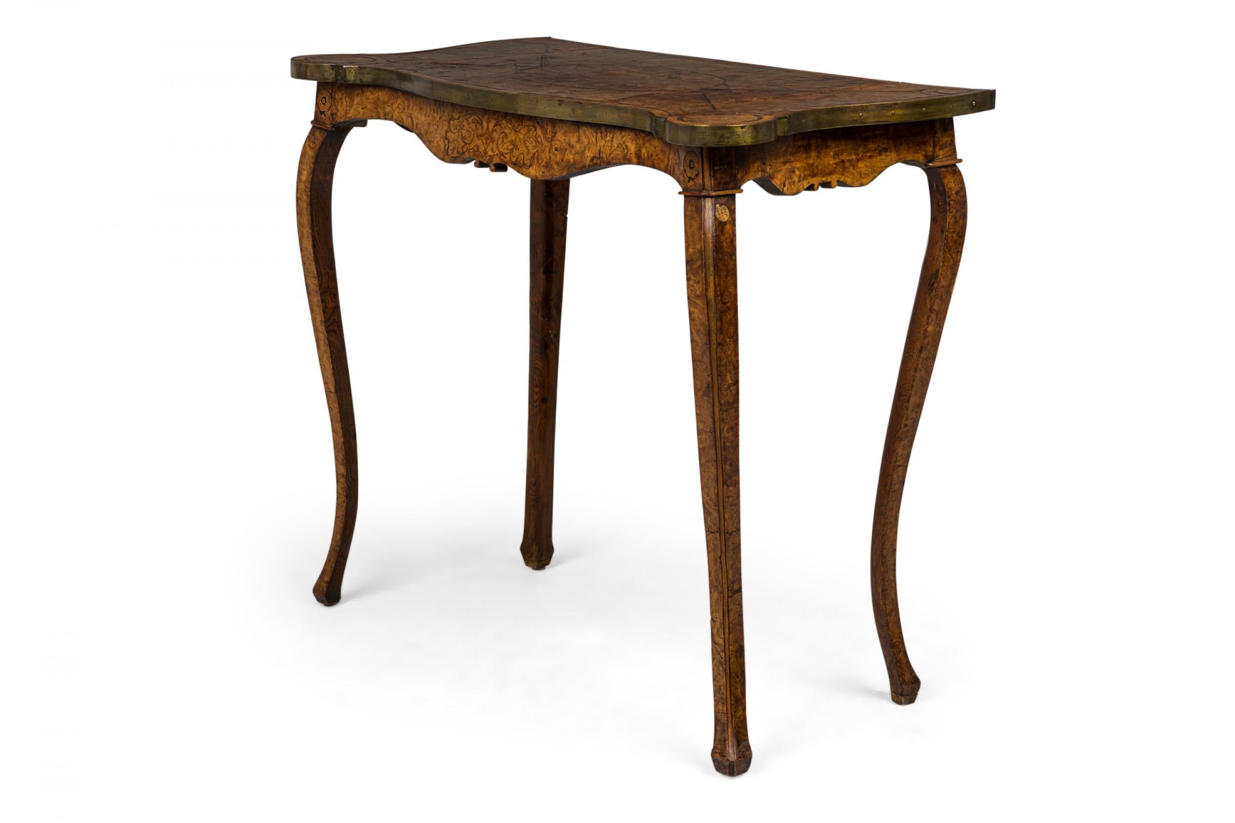 Console rectangulaire en loupe d'orme de forme hollandaise (17/18e siècle) reposant sur des pieds cabriole. Le plateau et le tablier sont finement incrustés d'un médaillon ovale central et d'un motif floral qui s'étendent le long des côtés et de