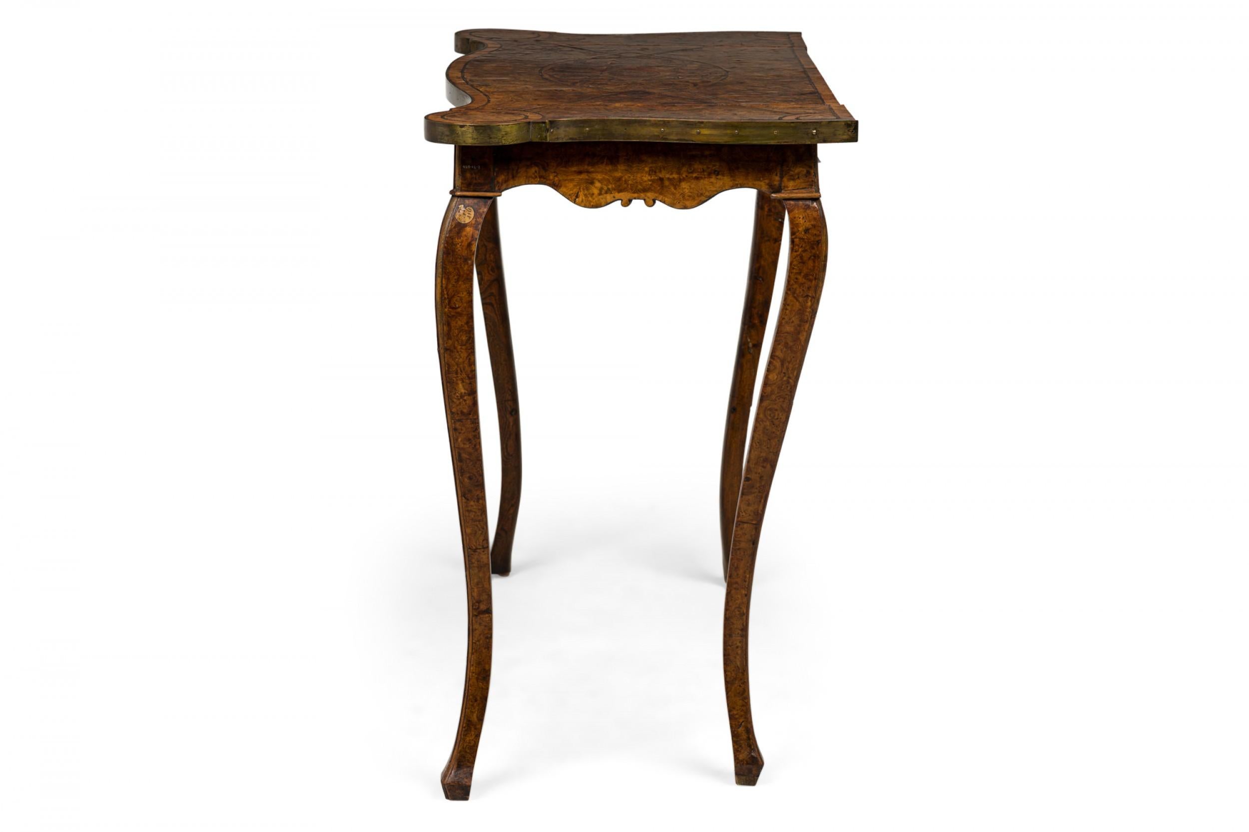 Biedermeier Table console ancienne en orme hollandais incrusté de laiton en vente
