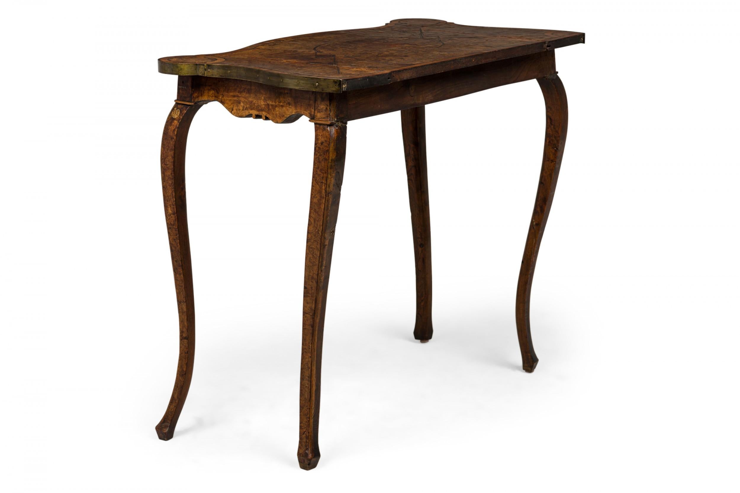 Néerlandais Table console ancienne en orme hollandais incrusté de laiton en vente