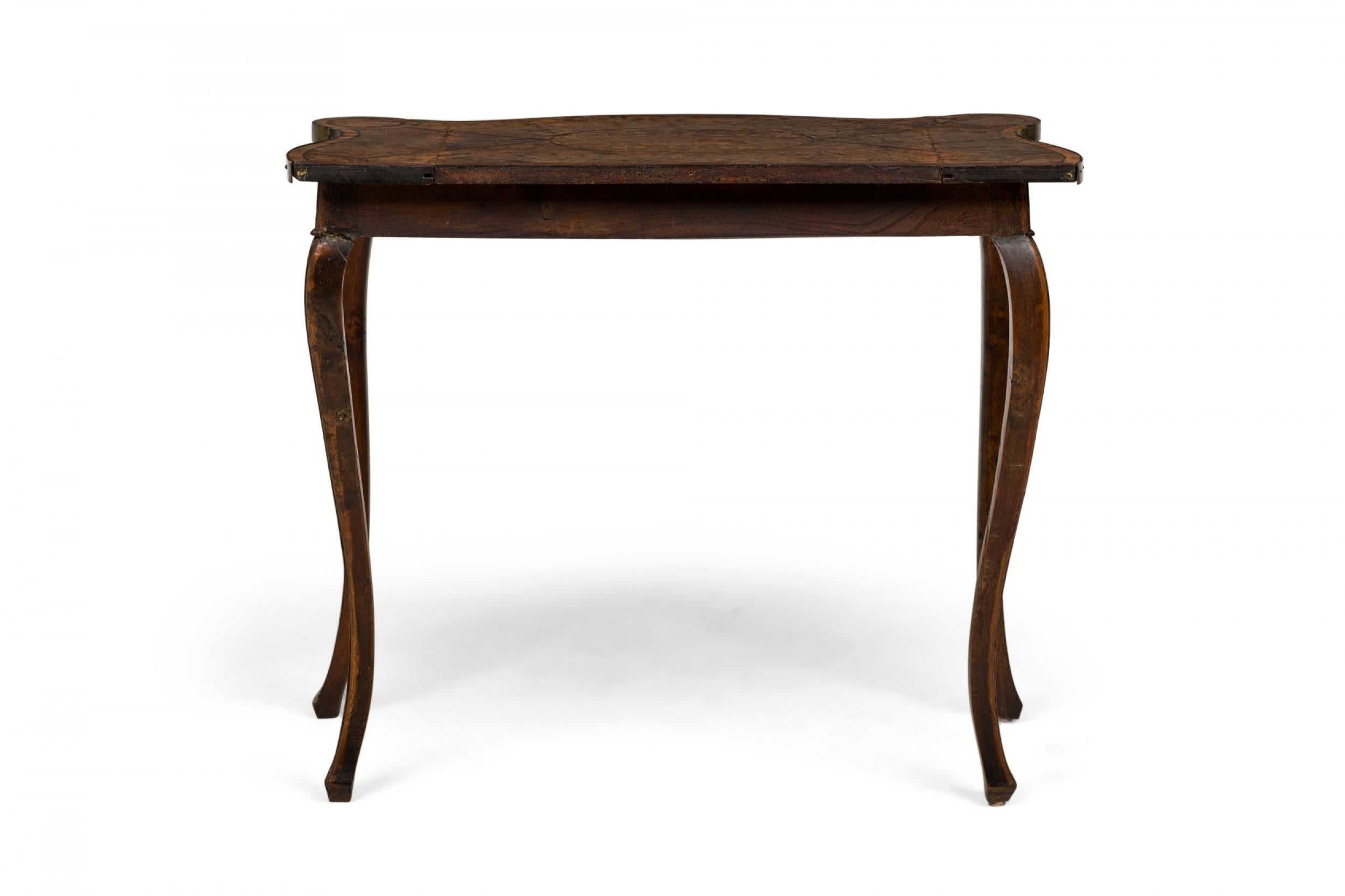 Incrusté Table console ancienne en orme hollandais incrusté de laiton en vente