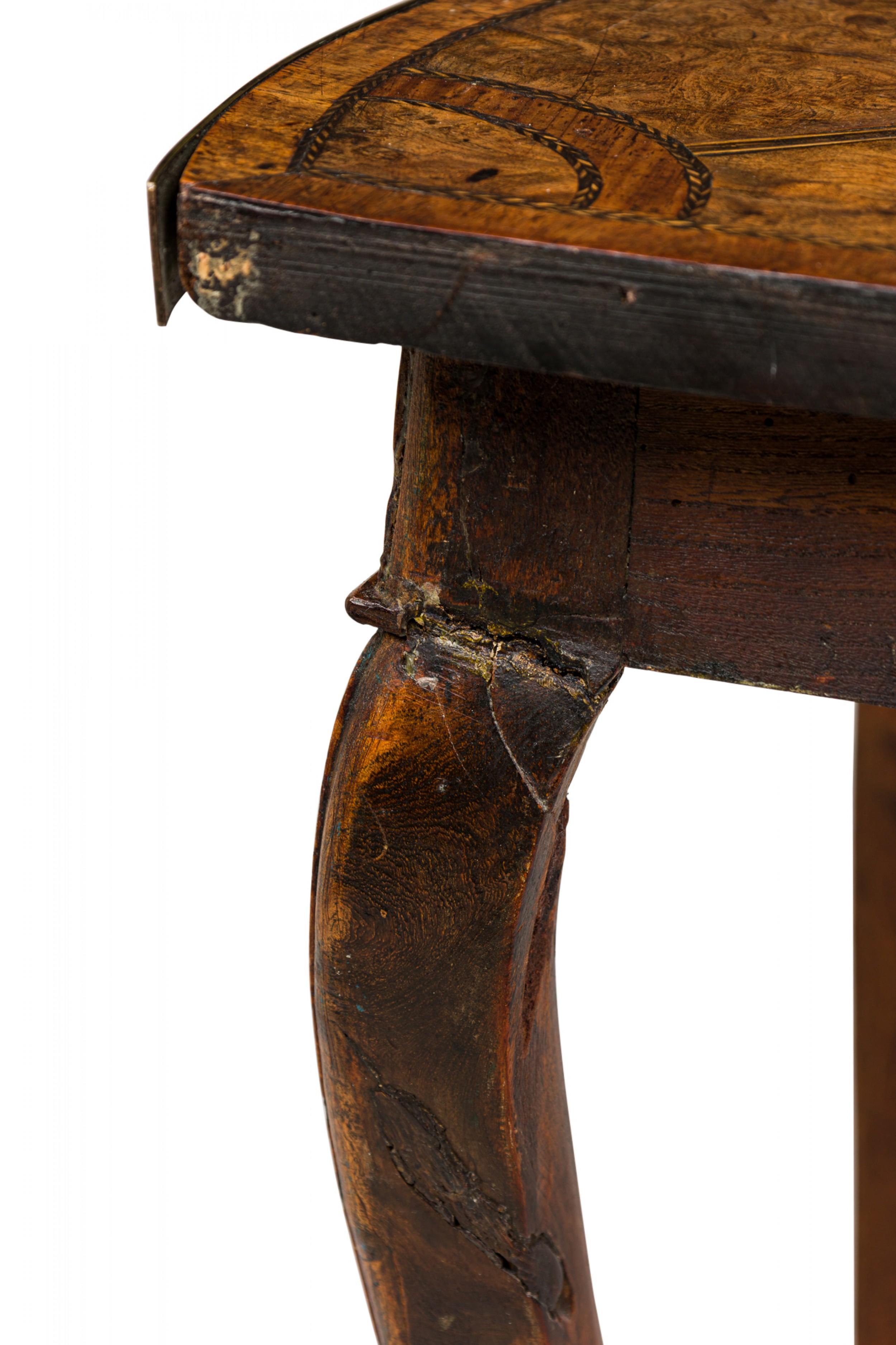 XVIIIe siècle et antérieur Table console ancienne en orme hollandais incrusté de laiton en vente