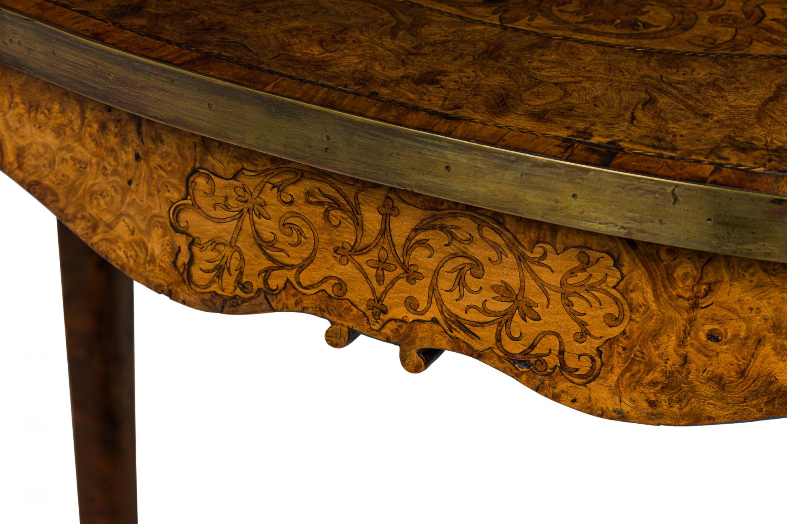 Laiton Table console ancienne en orme hollandais incrusté de laiton en vente