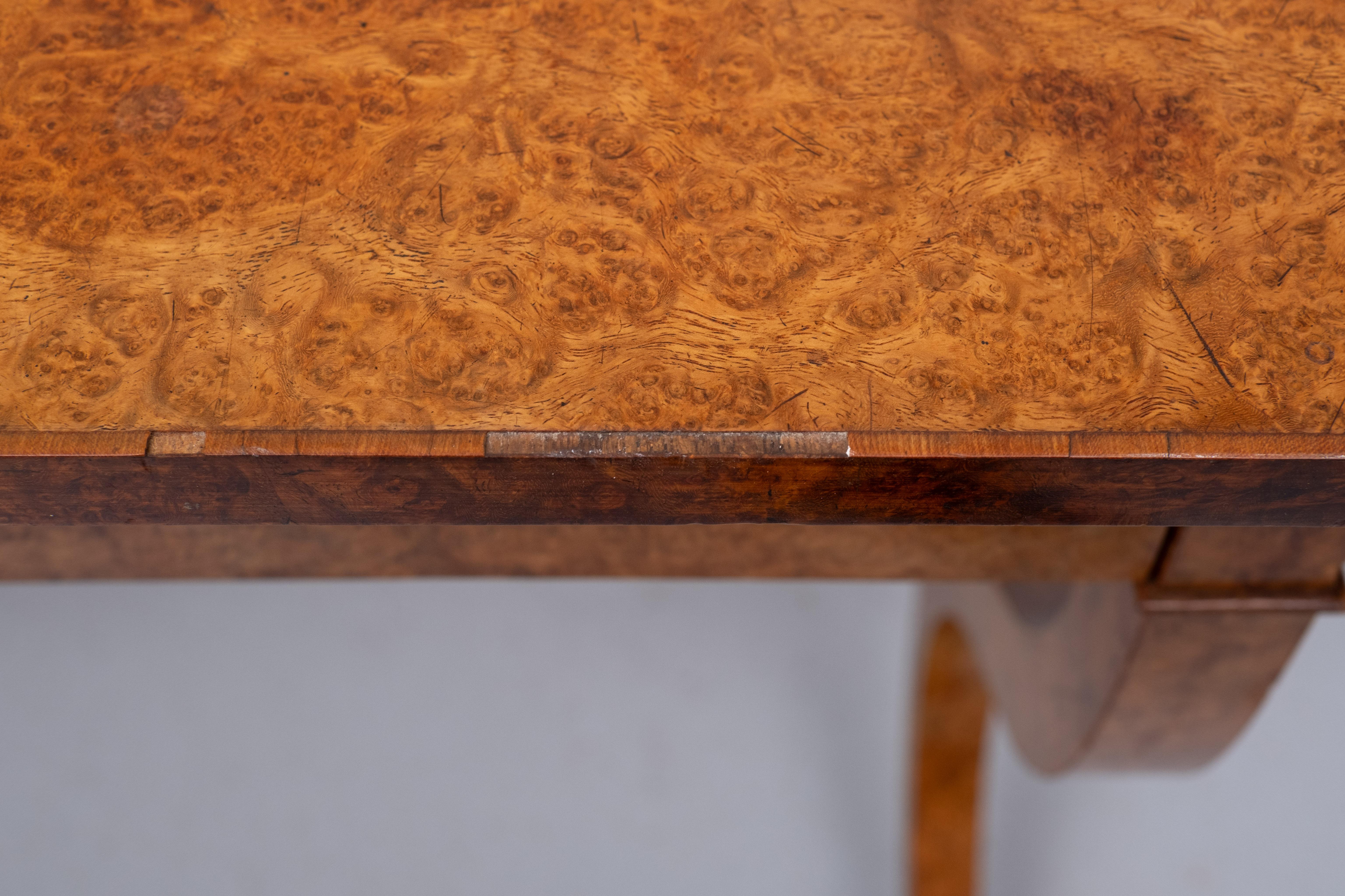 Antiguo Imperio Holandés Burl Mesa de escritorio o sofá chapada en madera Burl en venta 12