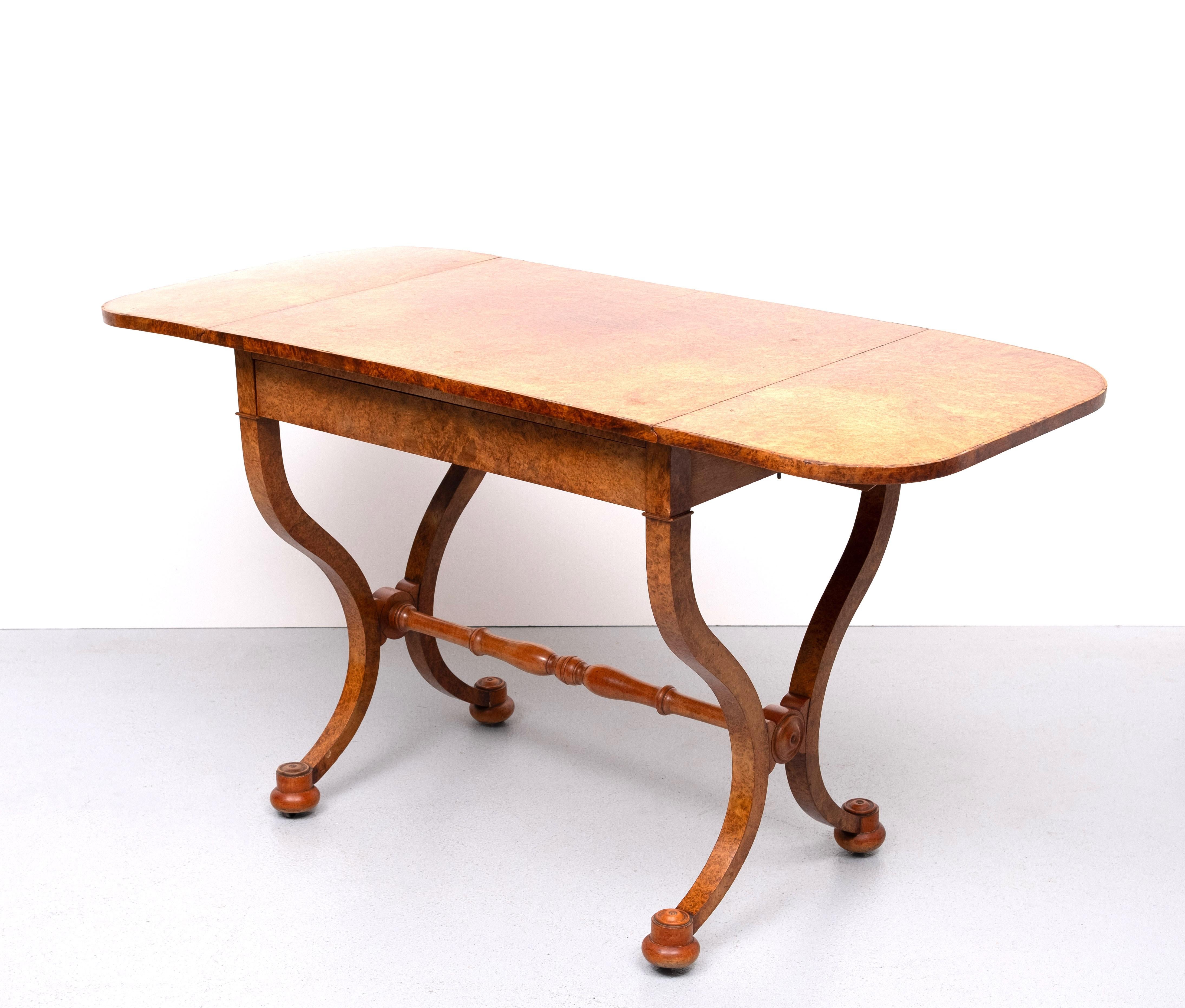 Soberbio holandés  Mesa de sofá Empire Burl Wood chapada en madera, con ruedas de hierro 
Sobre cuatro patas en forma de voluta unidas por un balaustre de haya torneada, la parte superior con dos lados abisagrados, encima Un cajón, chapado en Burl