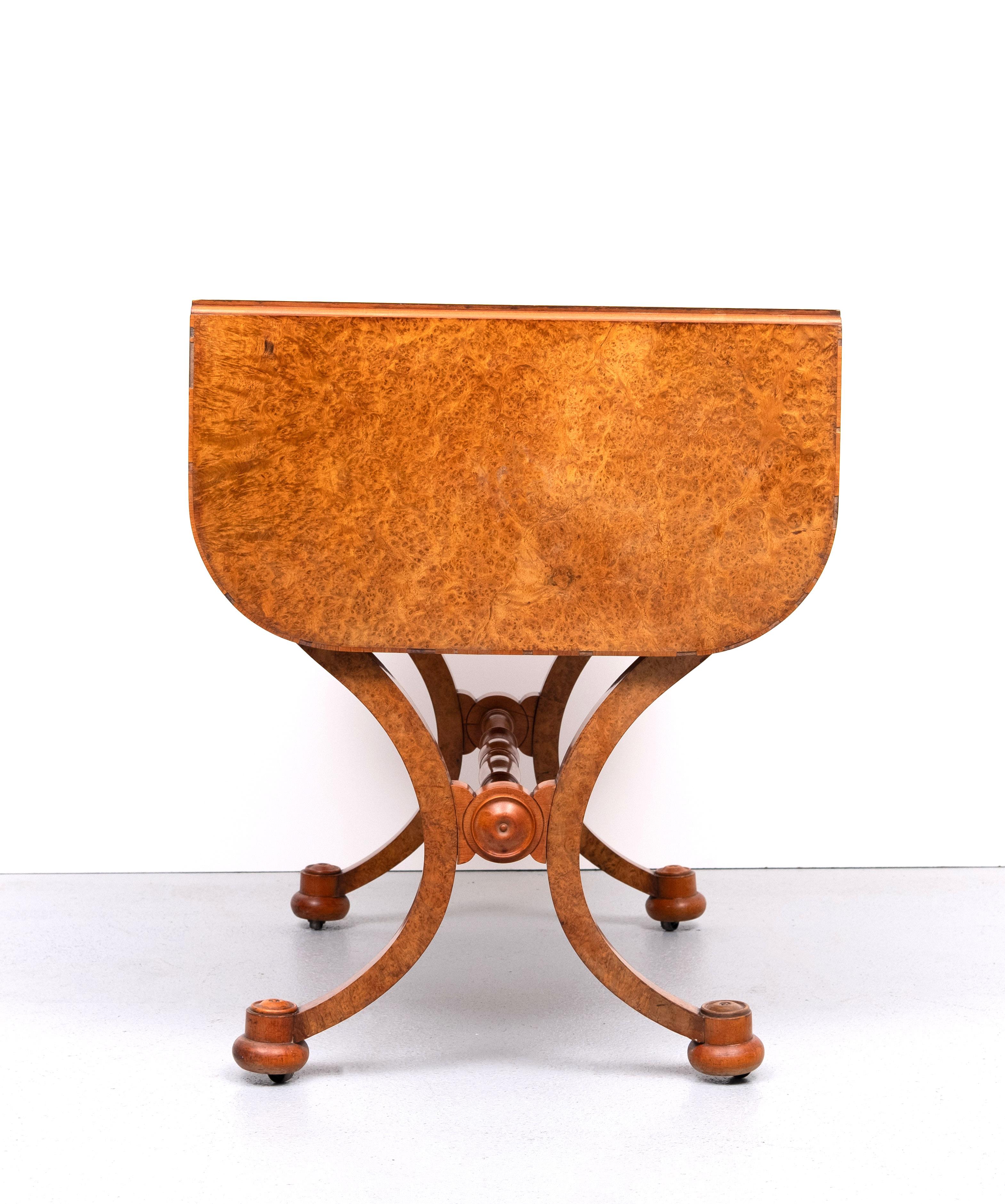 Antiguo Imperio Holandés Burl Mesa de escritorio o sofá chapada en madera Burl en Bueno estado para la venta en Den Haag, NL