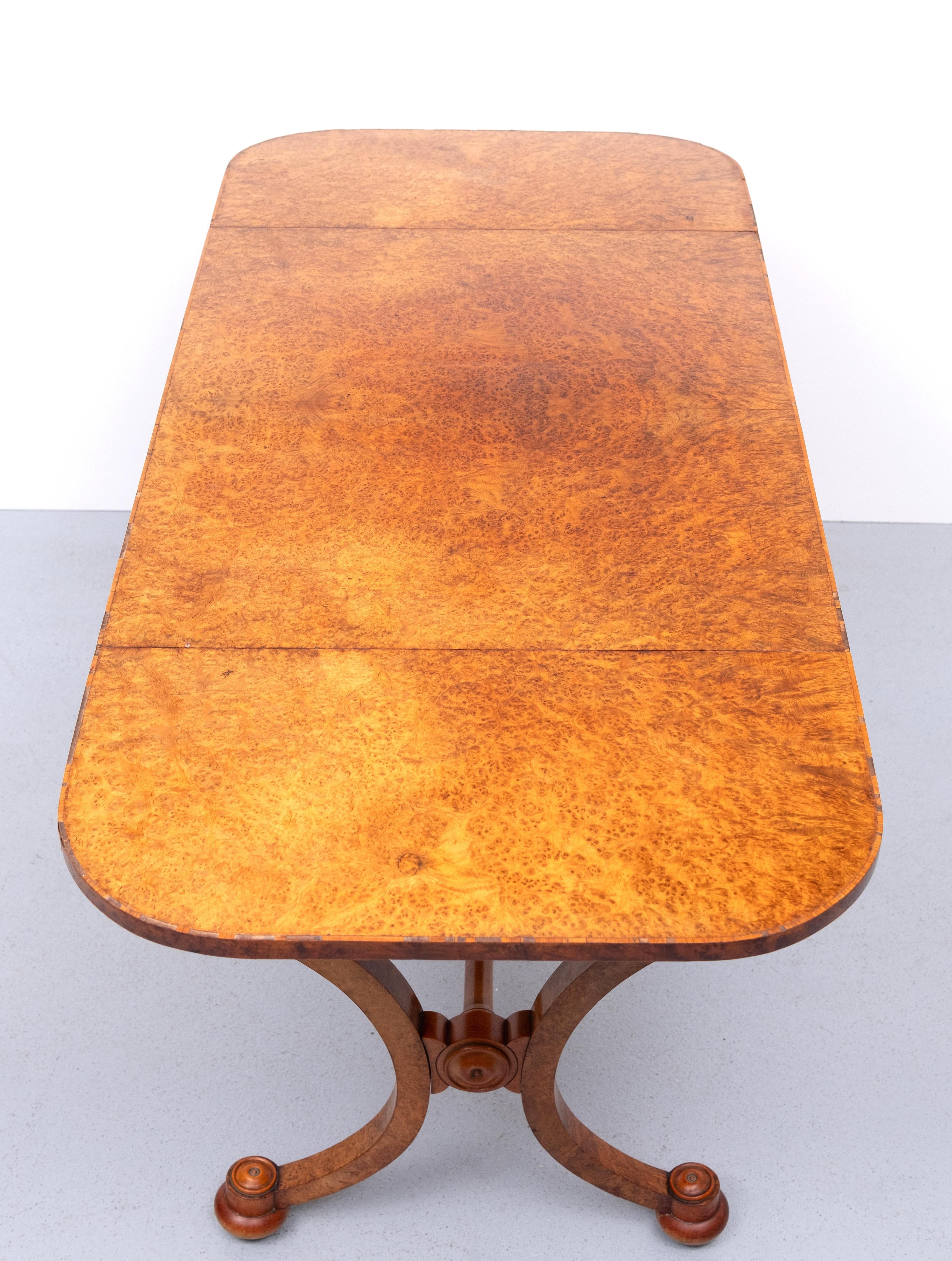 Antiguo Imperio Holandés Burl Mesa de escritorio o sofá chapada en madera Burl principios del siglo XIX en venta