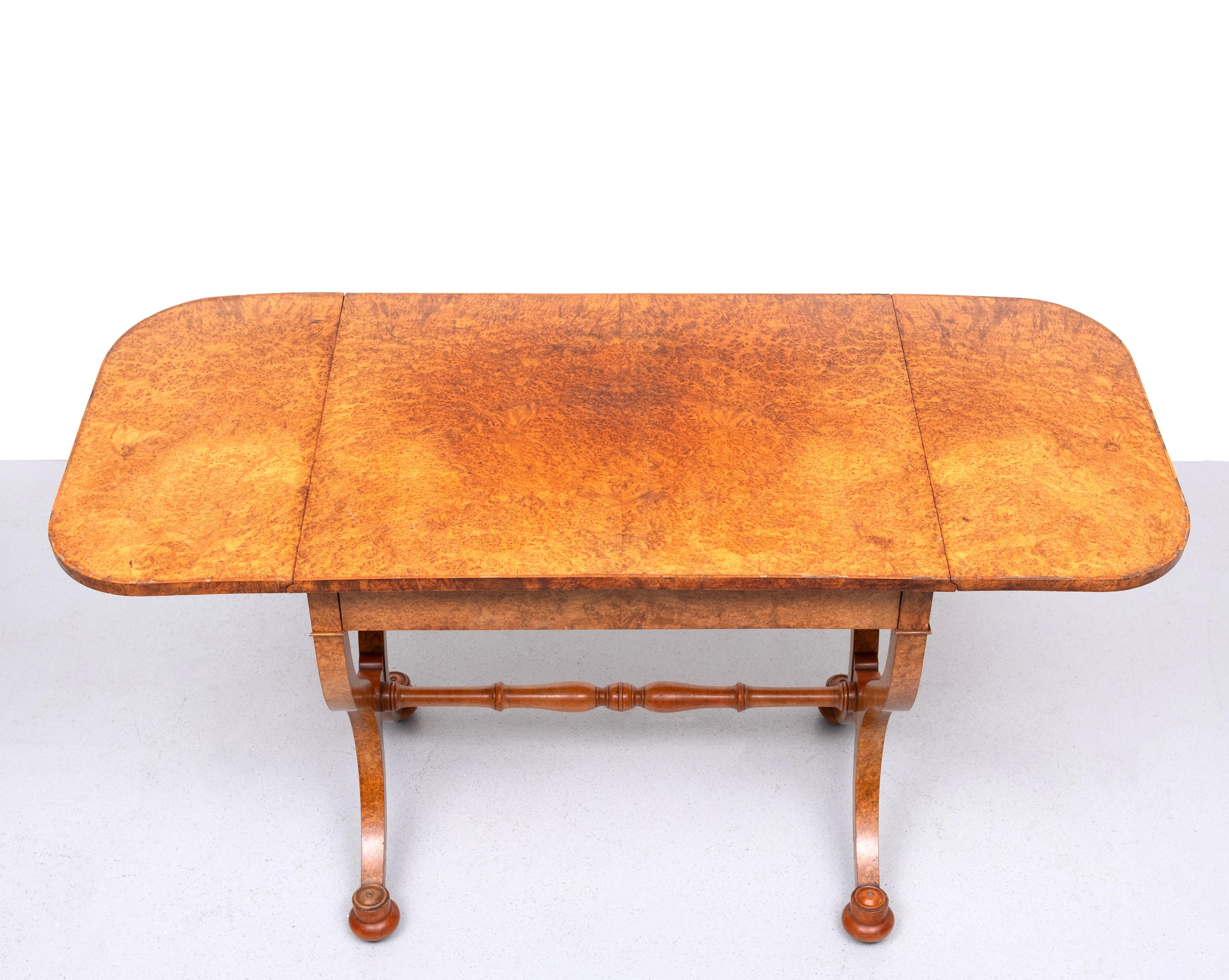 Antiguo Imperio Holandés Burl Mesa de escritorio o sofá chapada en madera Burl Madera de burl en venta