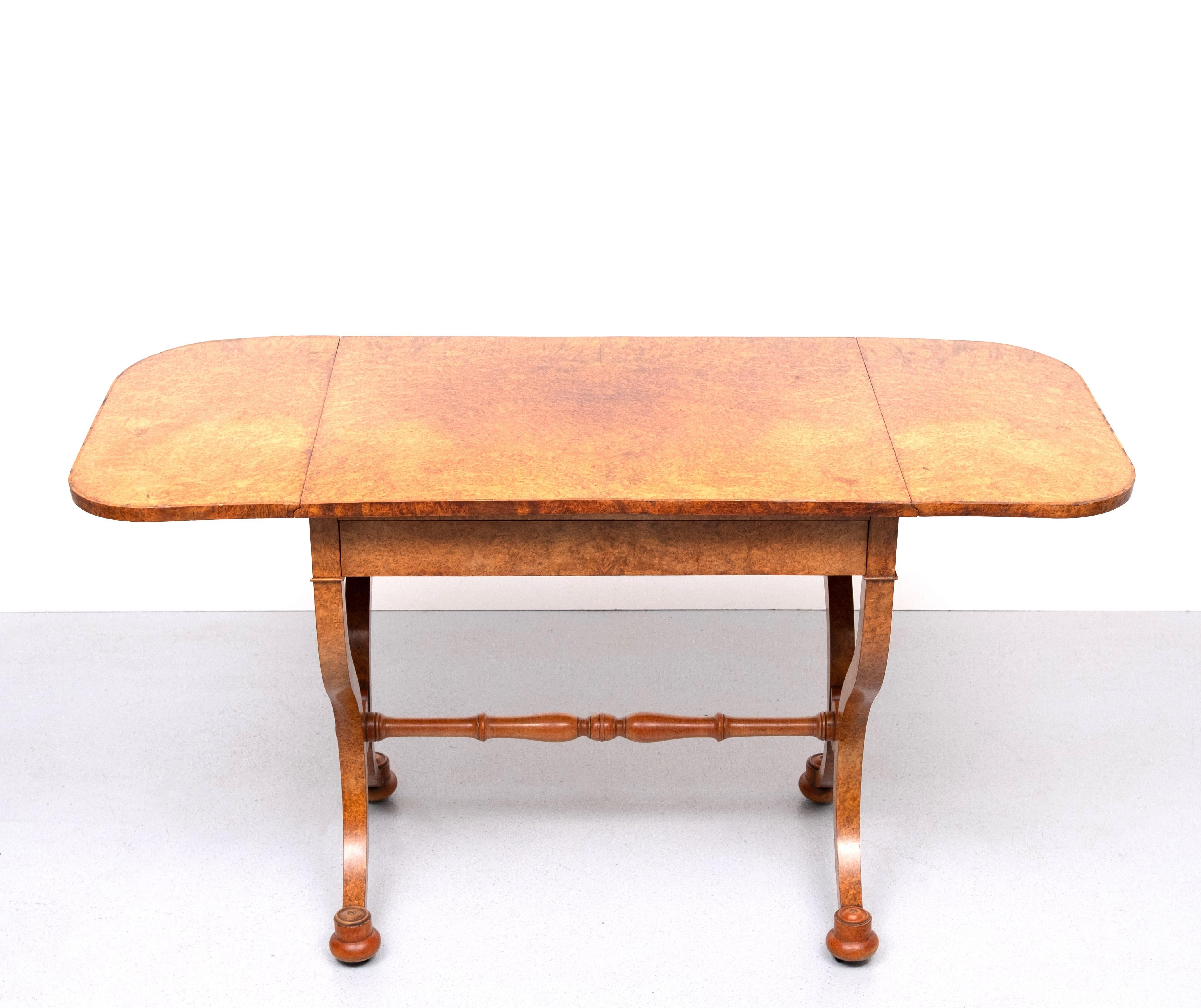 Antiguo Imperio Holandés Burl Mesa de escritorio o sofá chapada en madera Burl en venta 1