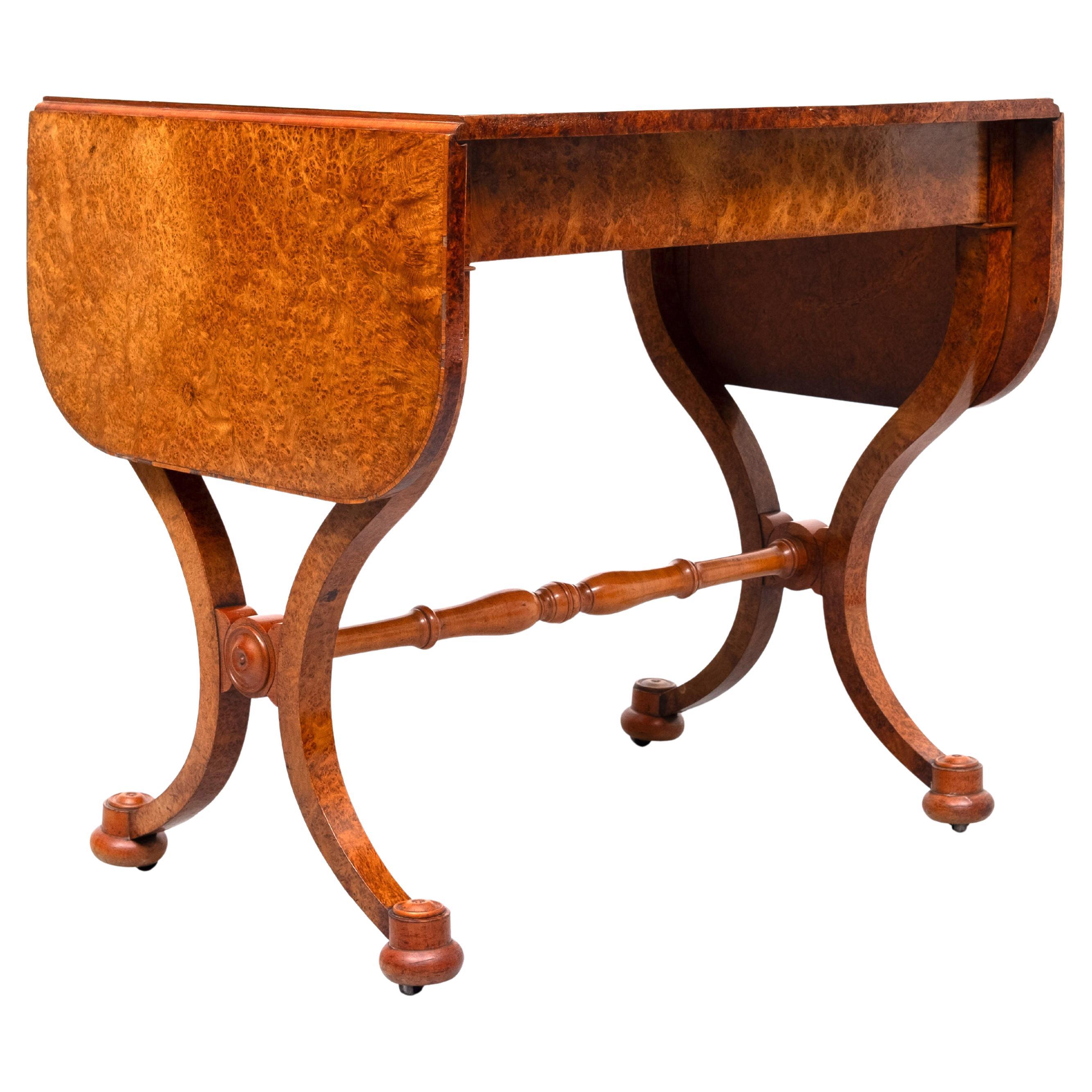 Table de bureau ou de canapé ancienne en placage de bois de ronce de l'Empire Antique