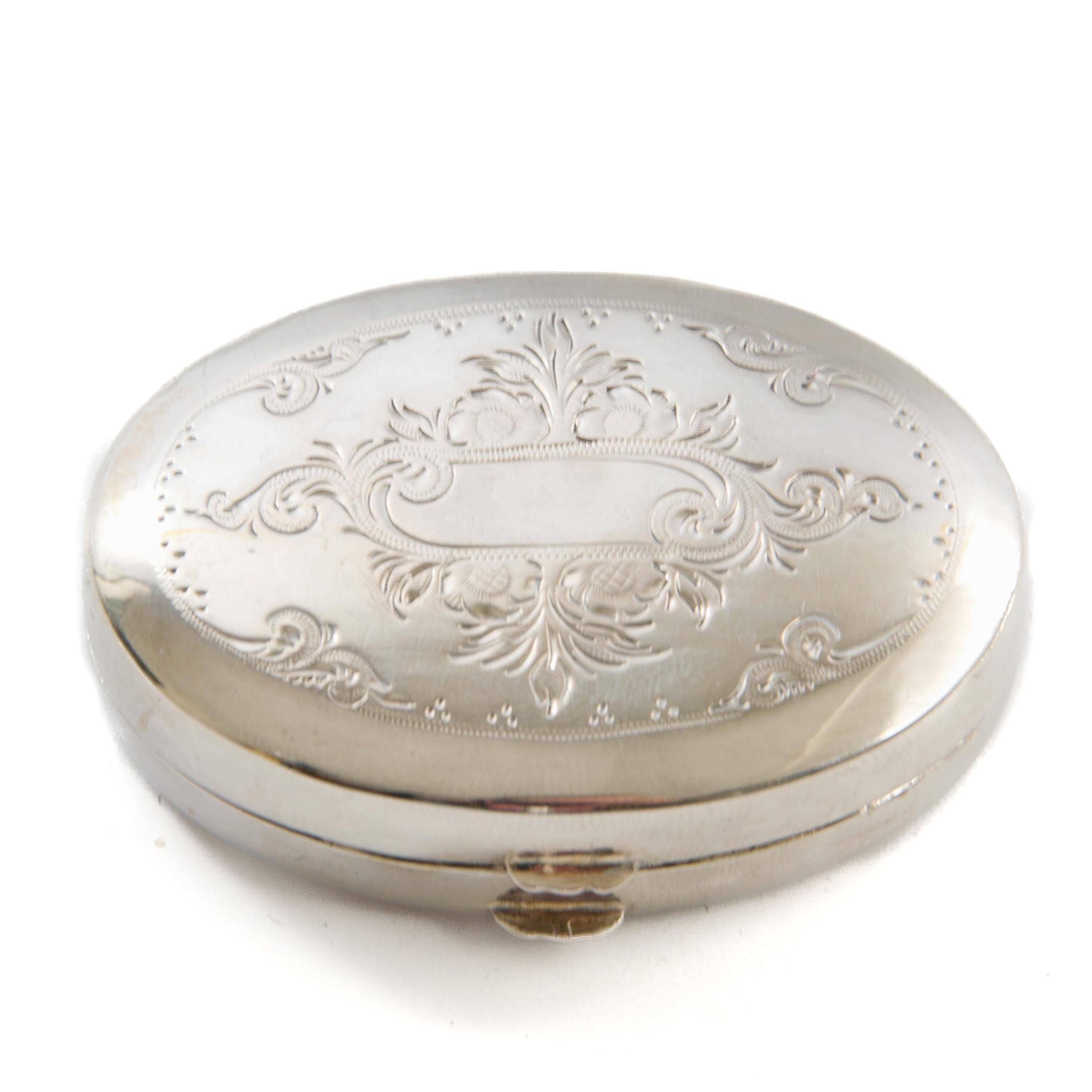 Antique Dutch Engraved Silver Oval Box, 19th Century In Good Condition For Sale In Rotterdam, NL