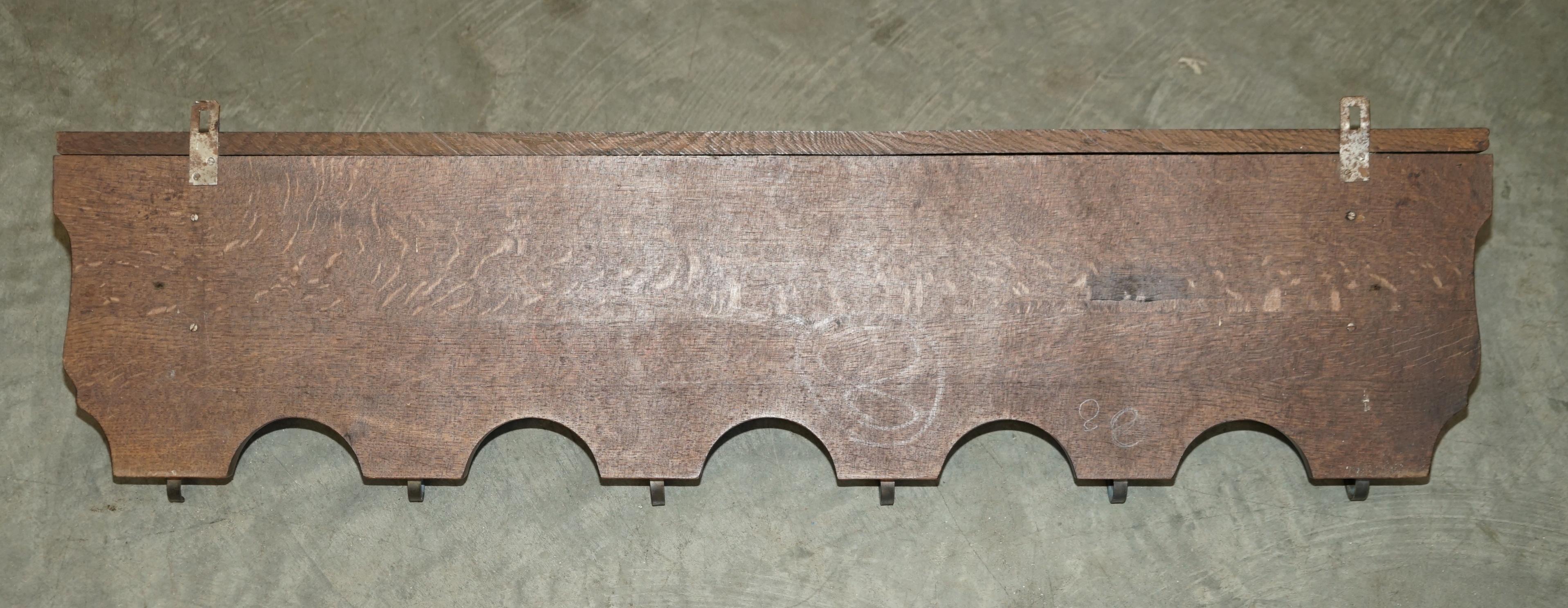 Antiguo perchero holandés de roble finamente tallado Perchero de pared para abrigos sombreros bufandas Ganchos franceses en venta 5