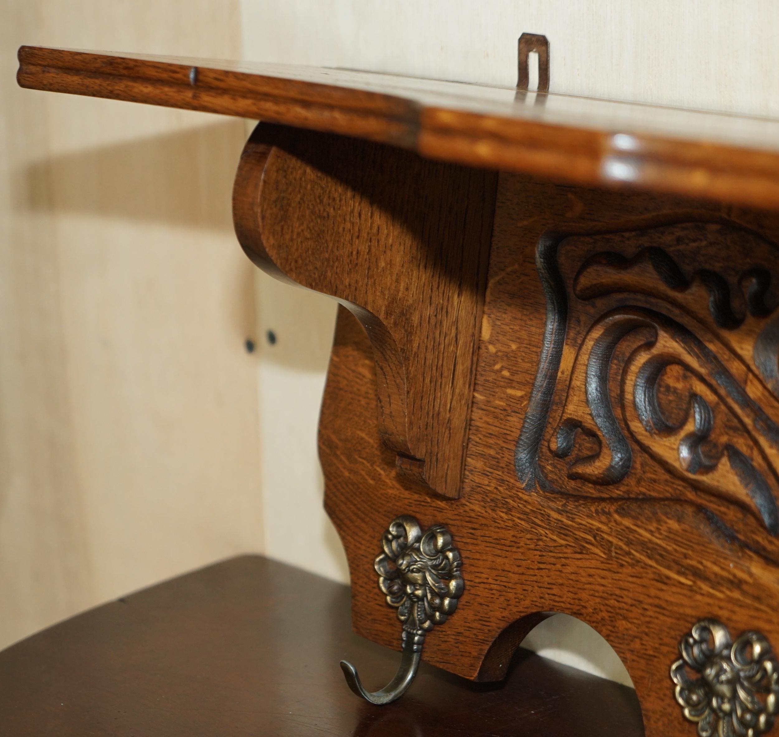 Antiguo perchero holandés de roble finamente tallado Perchero de pared para abrigos sombreros bufandas Ganchos franceses en Bueno estado para la venta en West Sussex, Pulborough