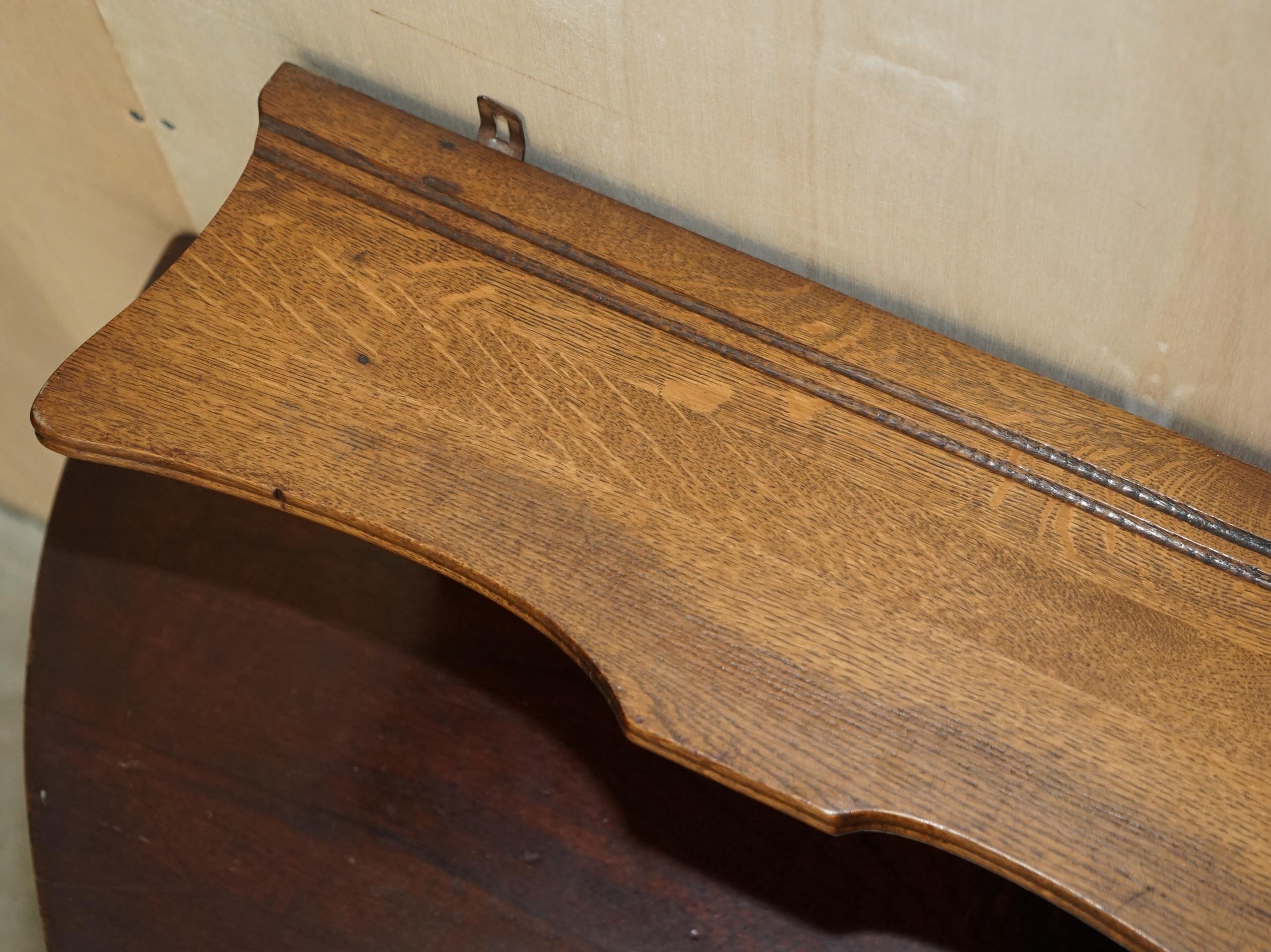 Antiguo perchero holandés de roble finamente tallado Perchero de pared para abrigos sombreros bufandas Ganchos franceses en venta 1
