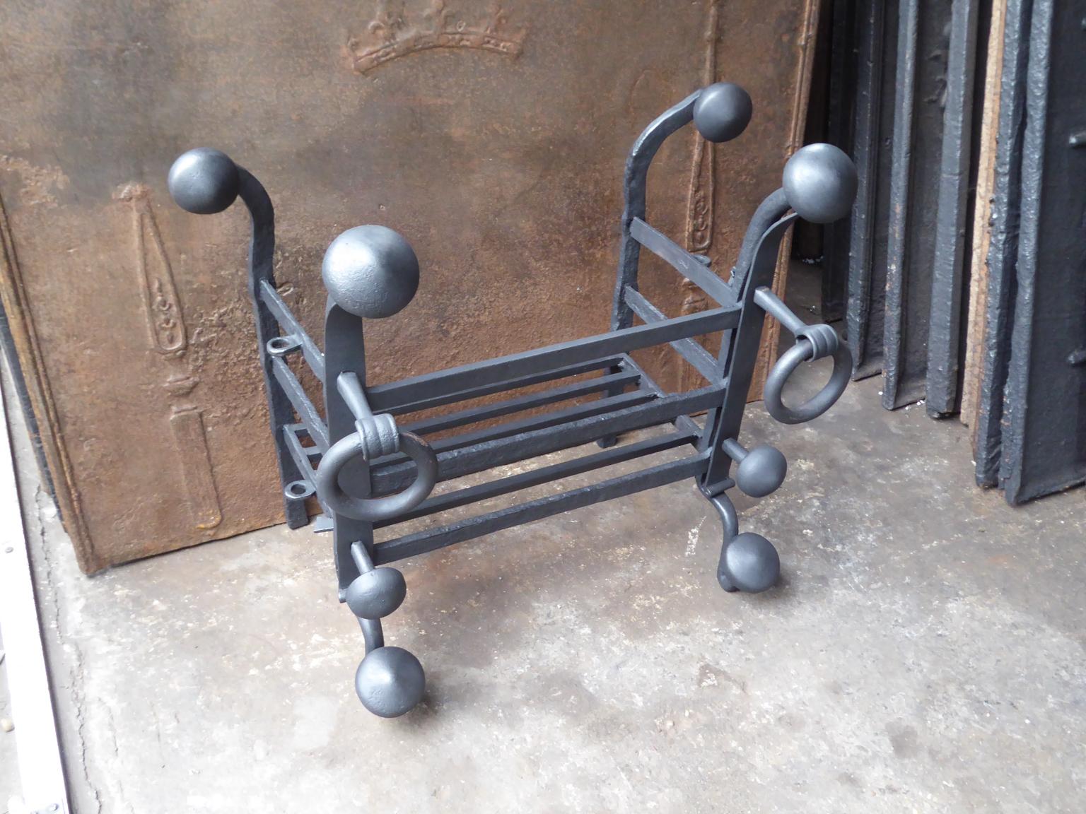 Antique Dutch Fireplace Grate, 17th-18th Century In Good Condition For Sale In Amerongen, NL