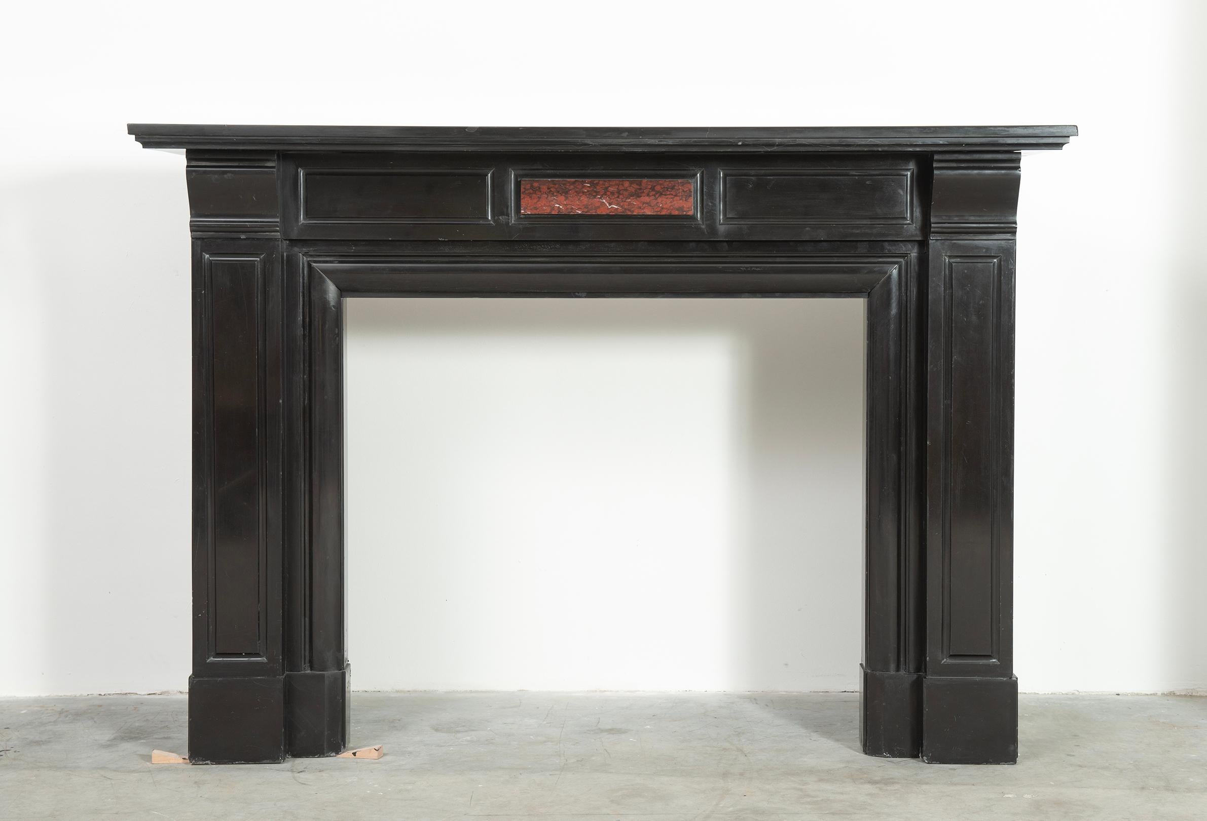 This Fine and deep black mantel comes from the beautiful Herengracht in the hart of Amsterdam.
The nice rectangular well profiled topshelf rest above a panels frieze centered by a plaque of Rouge Griotte.
The light scrolling console sit above