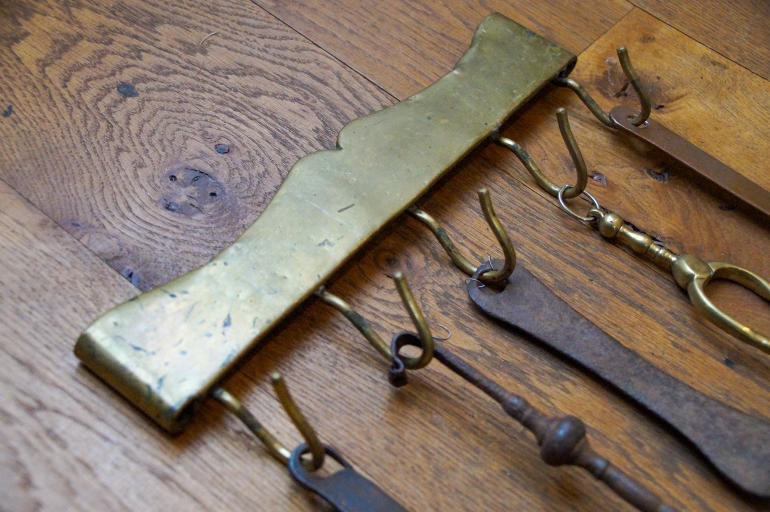 Antikes niederländisches Kaminbesteck, Kaminwerkzeuge, 18.-19. Jahrhundert (Geschmiedet) im Angebot