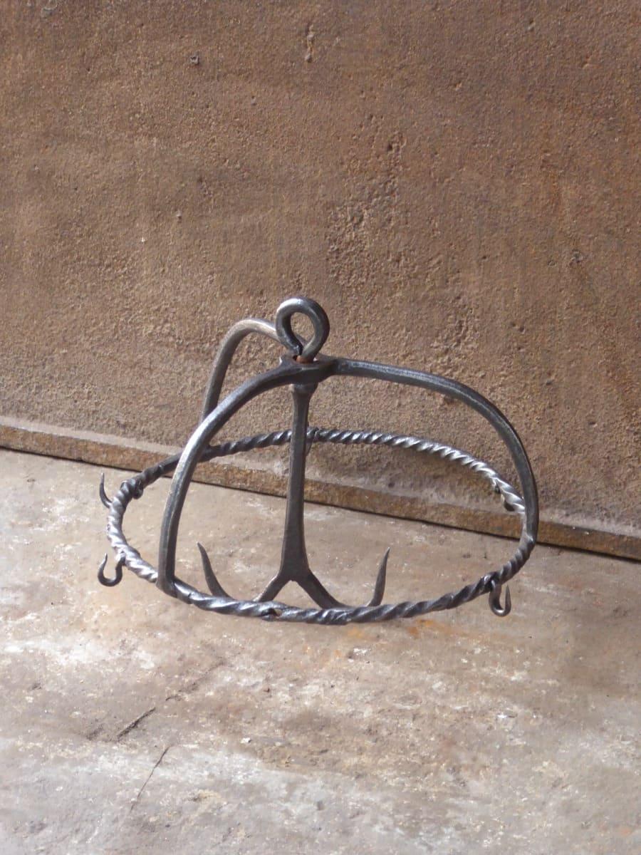 Perchero holandés del siglo XVIII, época Luis XV, utilizado para colgar piezas de caza y aves. Hoy en día también se puede utilizar para colgar otros objetos, como ollas y sartenes. La corona es de hierro forjado y está en buen estado.