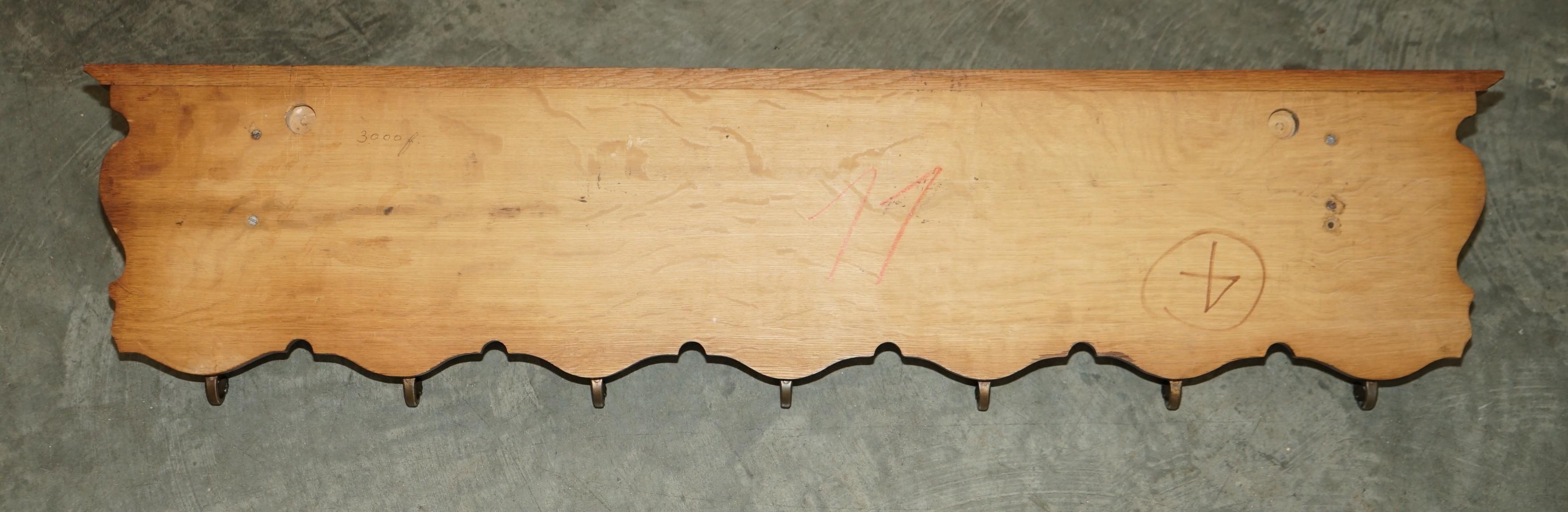 Antiguo perchero de pared holandés de roble tallado para abrigos, sombreros y bufandas Ganchos románticos en venta 3