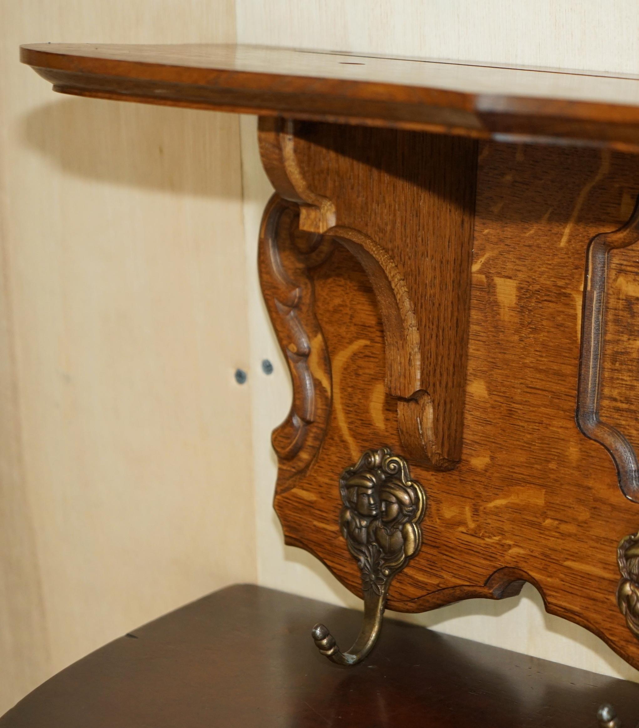 Antiguo perchero de pared holandés de roble tallado para abrigos, sombreros y bufandas Ganchos románticos en Bueno estado para la venta en West Sussex, Pulborough