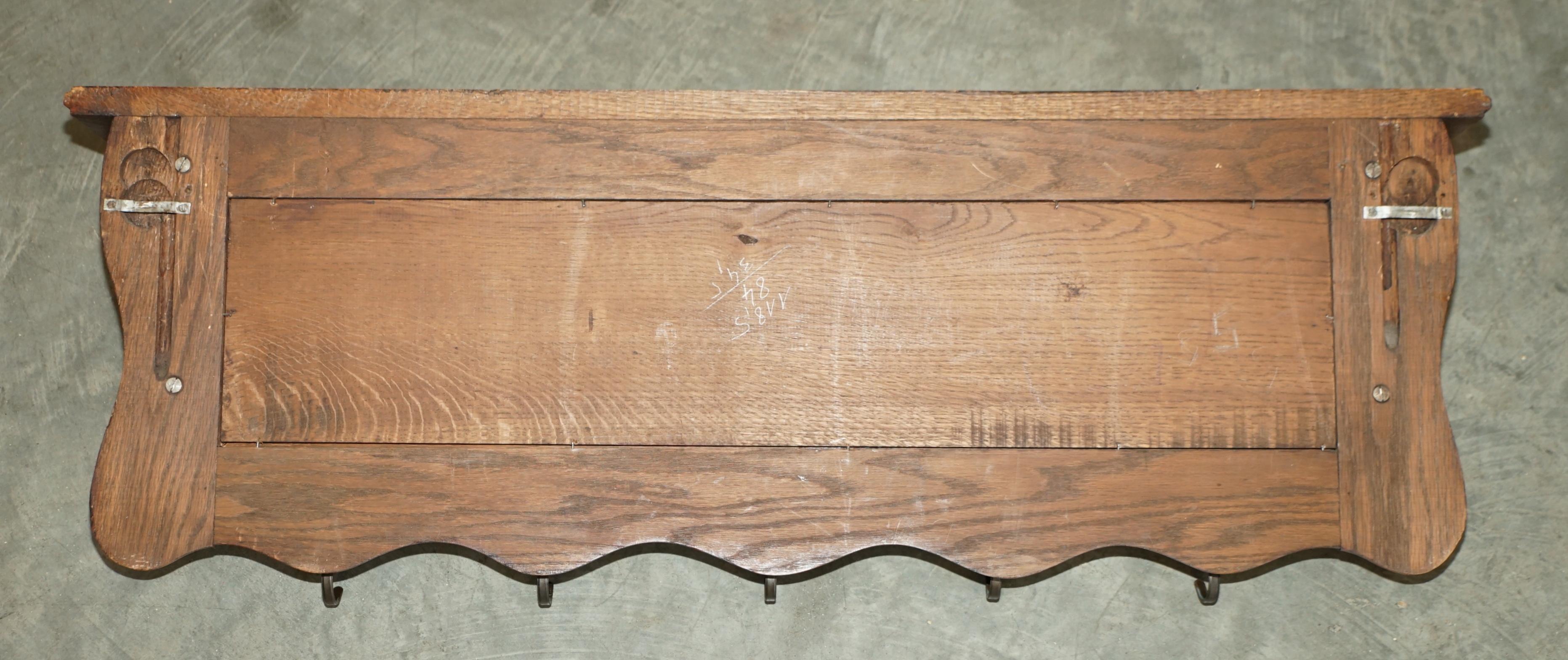 perchero de pared de roble tallado en madera de roble ANTiQUE DUTCH HEAVILY CARVED COAT HAT SCARF en venta 4
