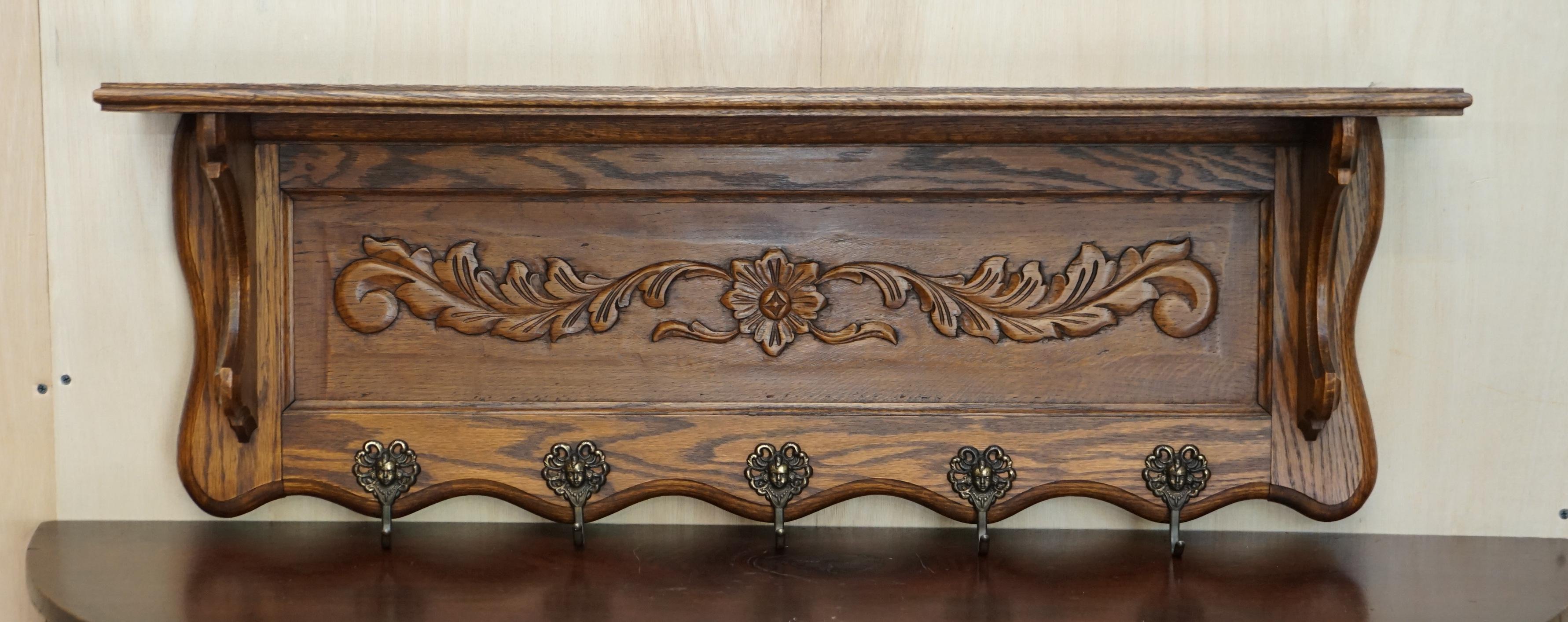 Antigüedades de la Casa Real

Royal House Antiques se complace en ofrecer a la venta este precioso perchero de pared de roble holandés, muy tallado, para abrigos, sombreros y bufandas, con ganchos de latón dorado con cabeza de la realeza