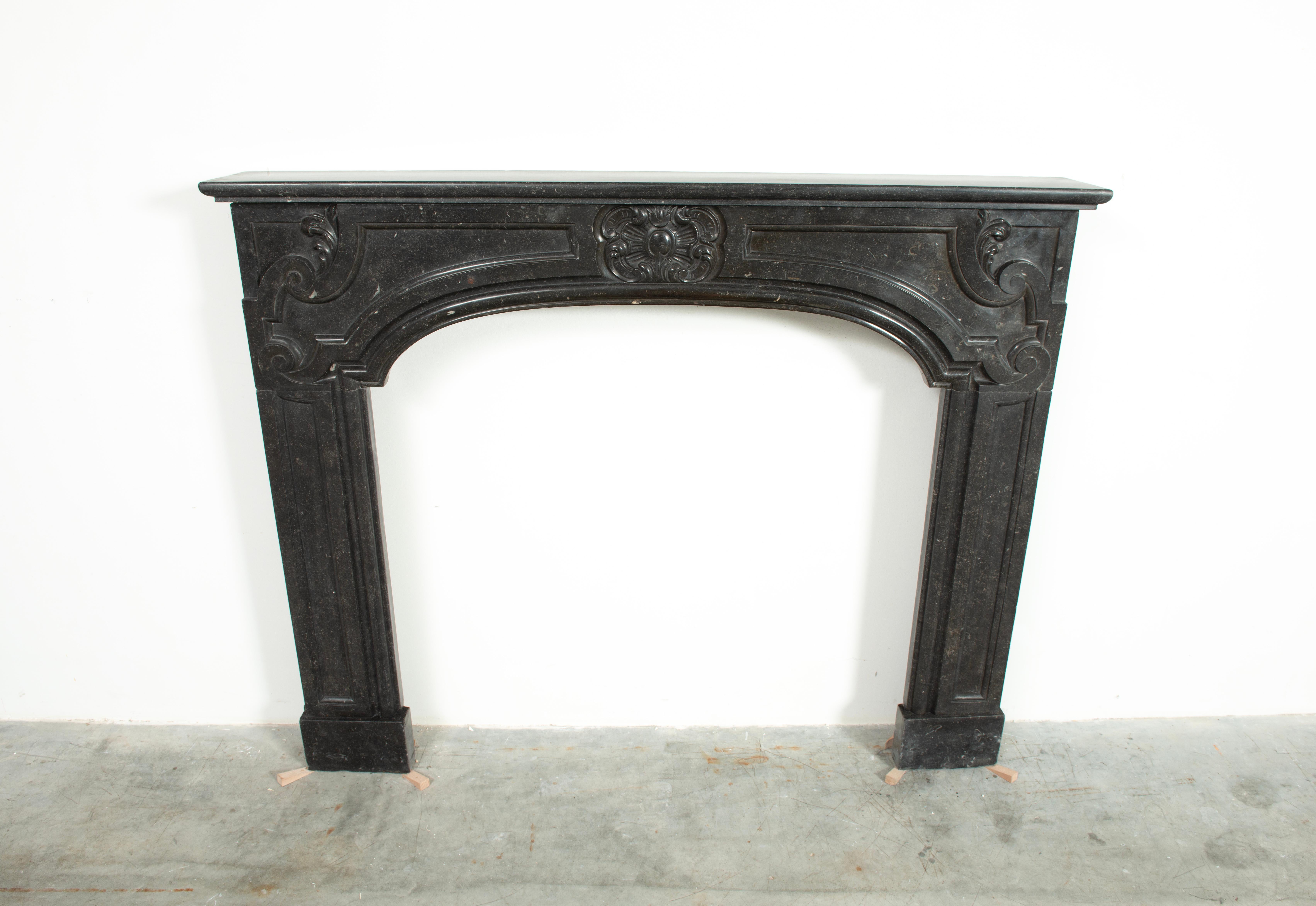 Antique Dutch Louis XIV Fireplace Mantel In Good Condition For Sale In Haarlem, Noord-Holland