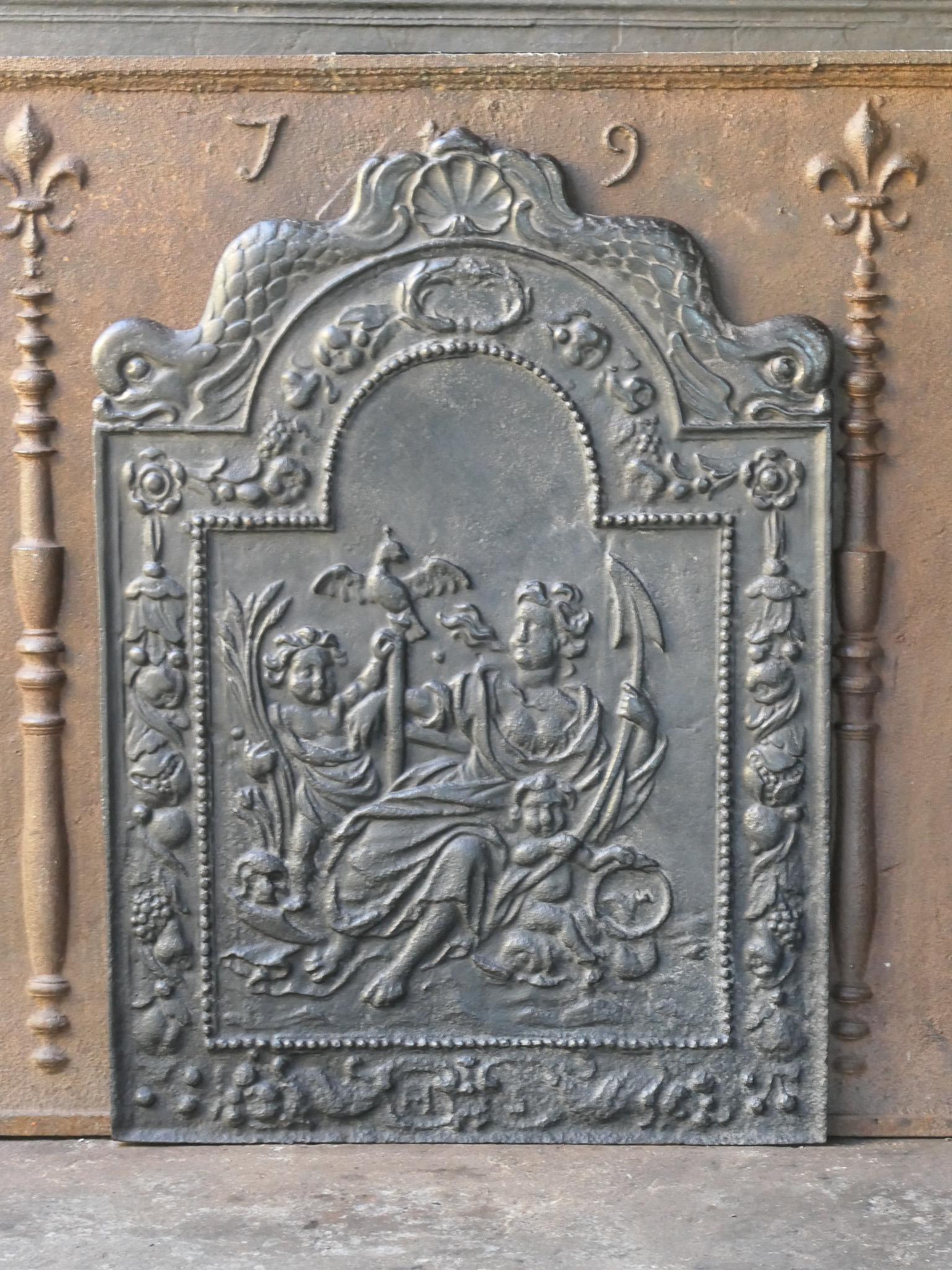 Bellissimo parafuoco olandese del XVII secolo con un'allegoria della Speranza. Speranza dal trittico fede, speranza e amore, le tre virtù teologiche. Il parafuoco risale al periodo Luigi XIV.

Lo schienale del caminetto ha una patina nera e peltro