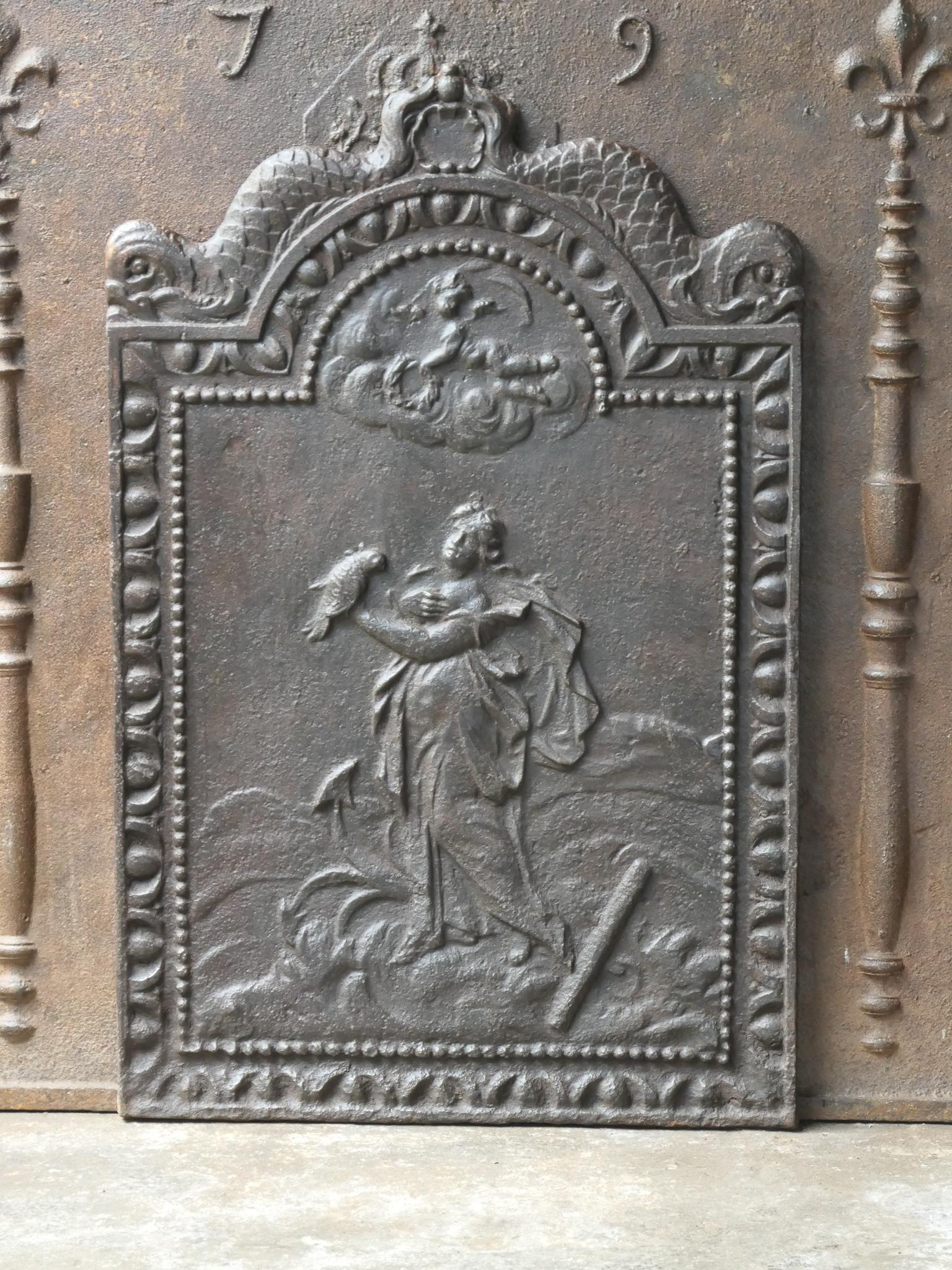 Piantana da camino olandese del XVIII secolo con scena rurale. Lo stile del parafuoco è Luigi XV e risale a quel periodo.

Lo schienale è in ghisa e presenta una patina marrone naturale. Su richiesta può essere realizzato in nero/ peltro Le