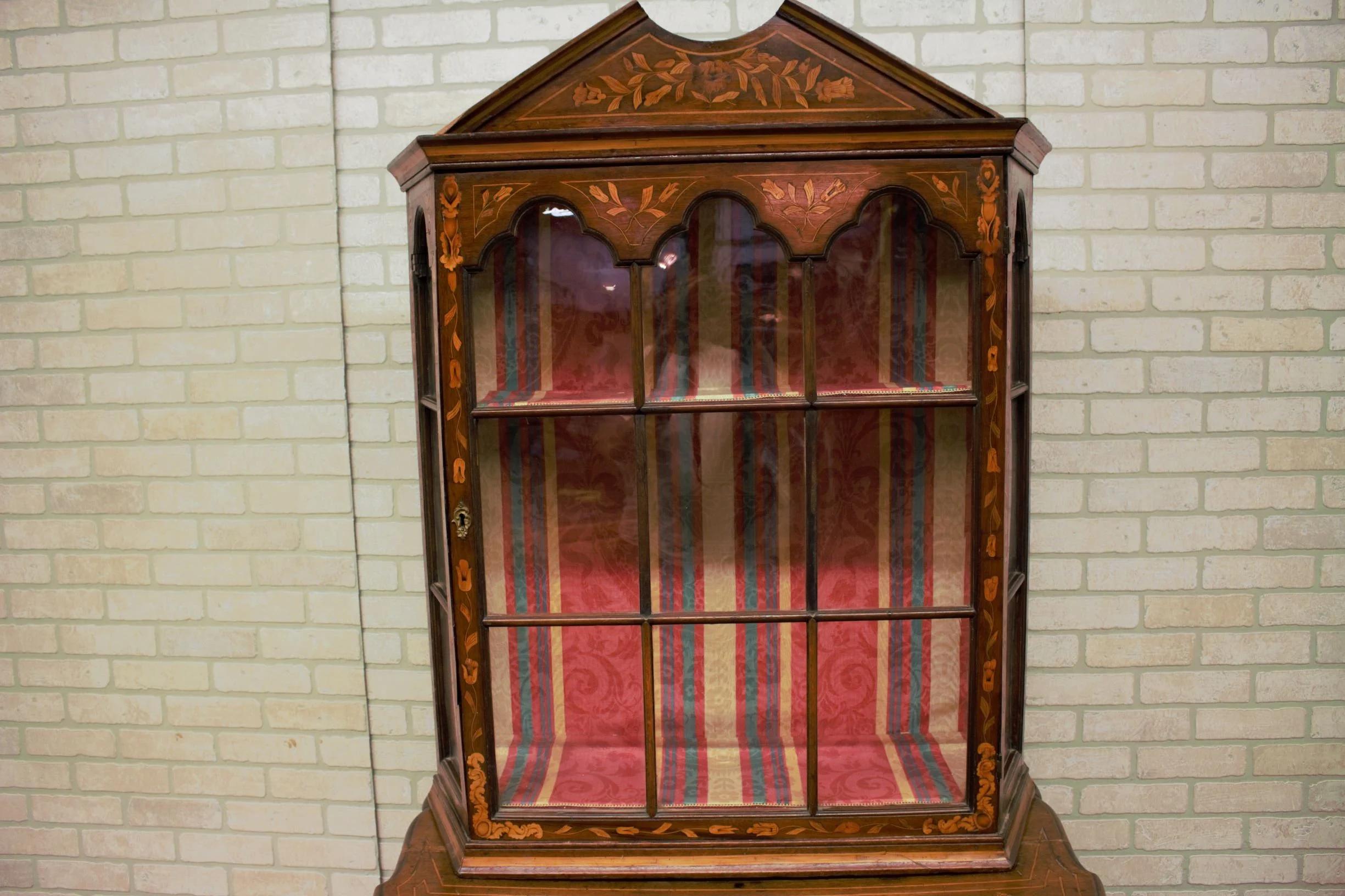 Antiguo mueble librería / vitrina / expositor de marquetería holandesa

El bufé está hecho a mano con exquisita marquetería floral de madera de nogal, boj y frutal, típica de finales del siglo XVIII. Esta pieza satisfará todas tus necesidades de