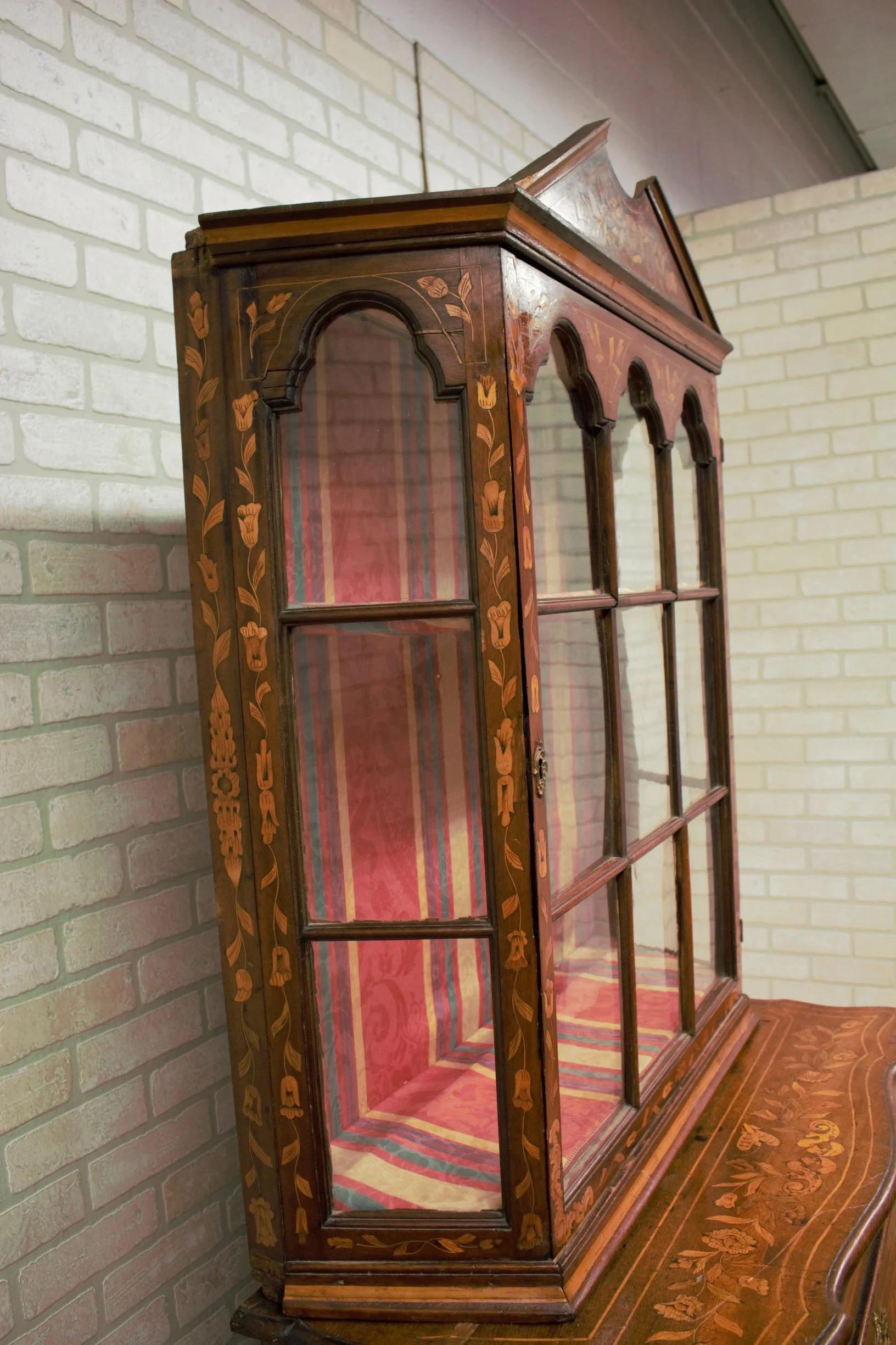 Antiguo mueble librería / vitrina / expositor de marquetería holandesa siglo XVIII en venta