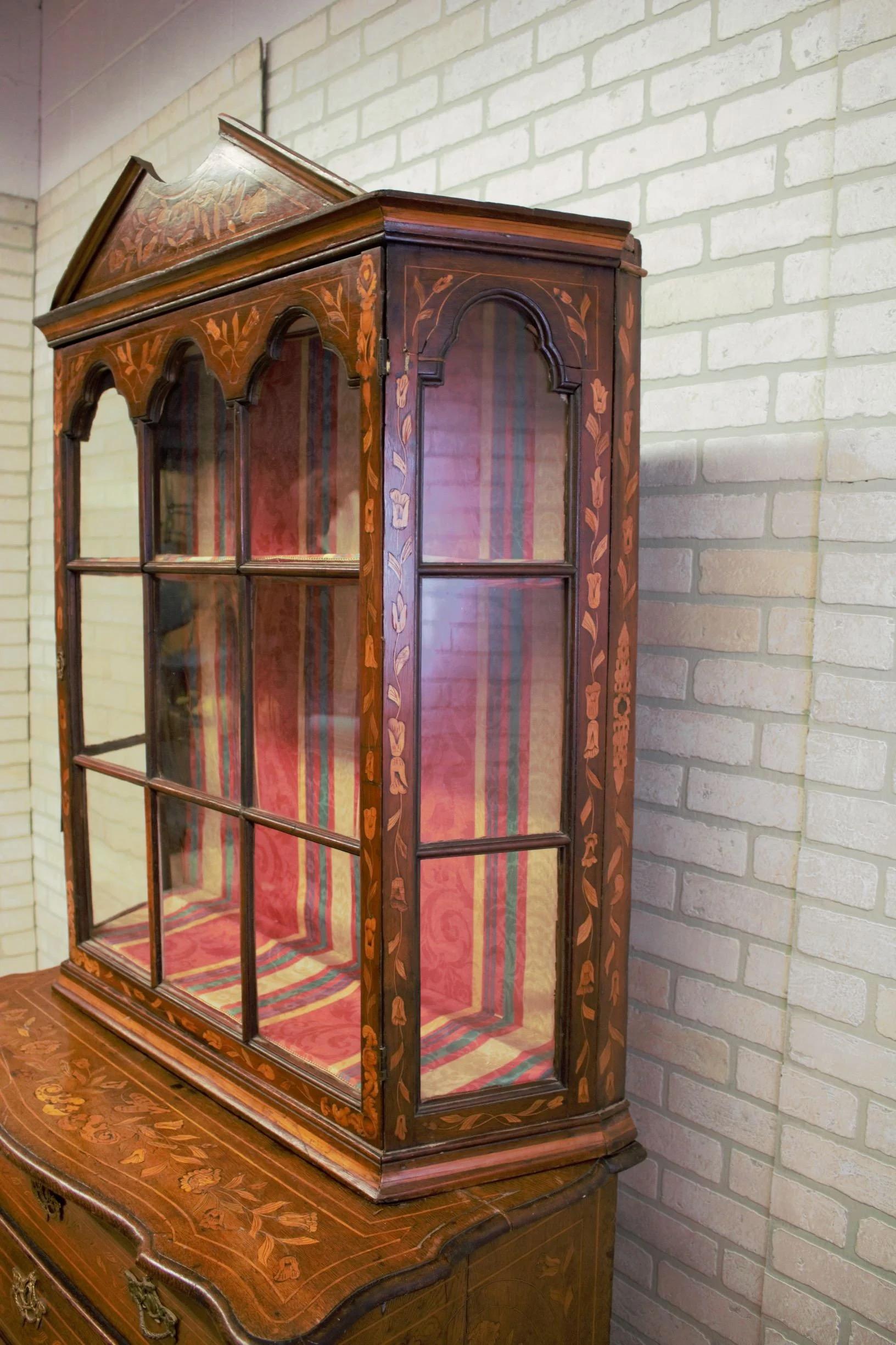 Antiguo mueble librería / vitrina / expositor de marquetería holandesa Latón en venta