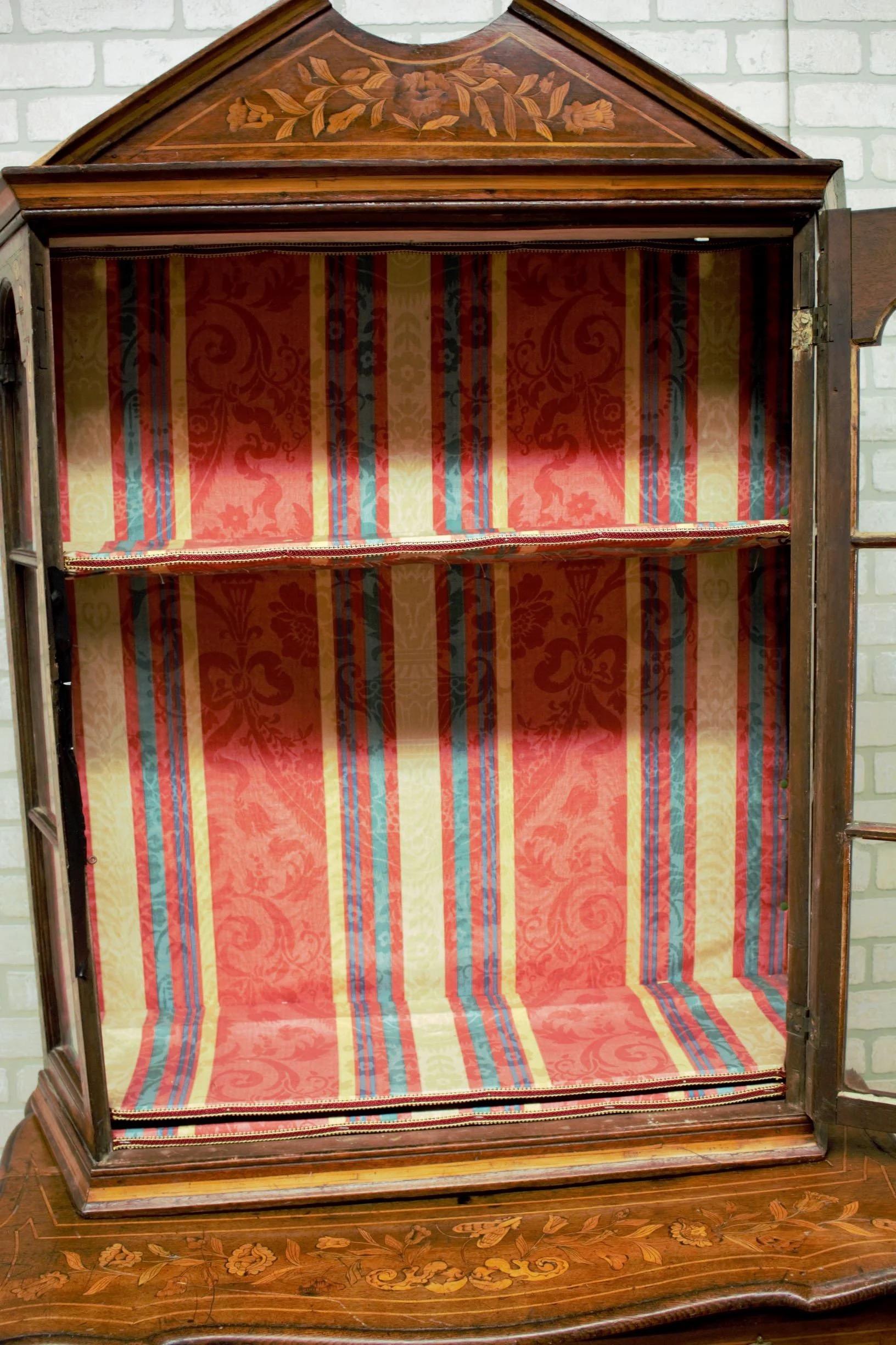 Antiguo mueble librería / vitrina / expositor de marquetería holandesa en venta 1